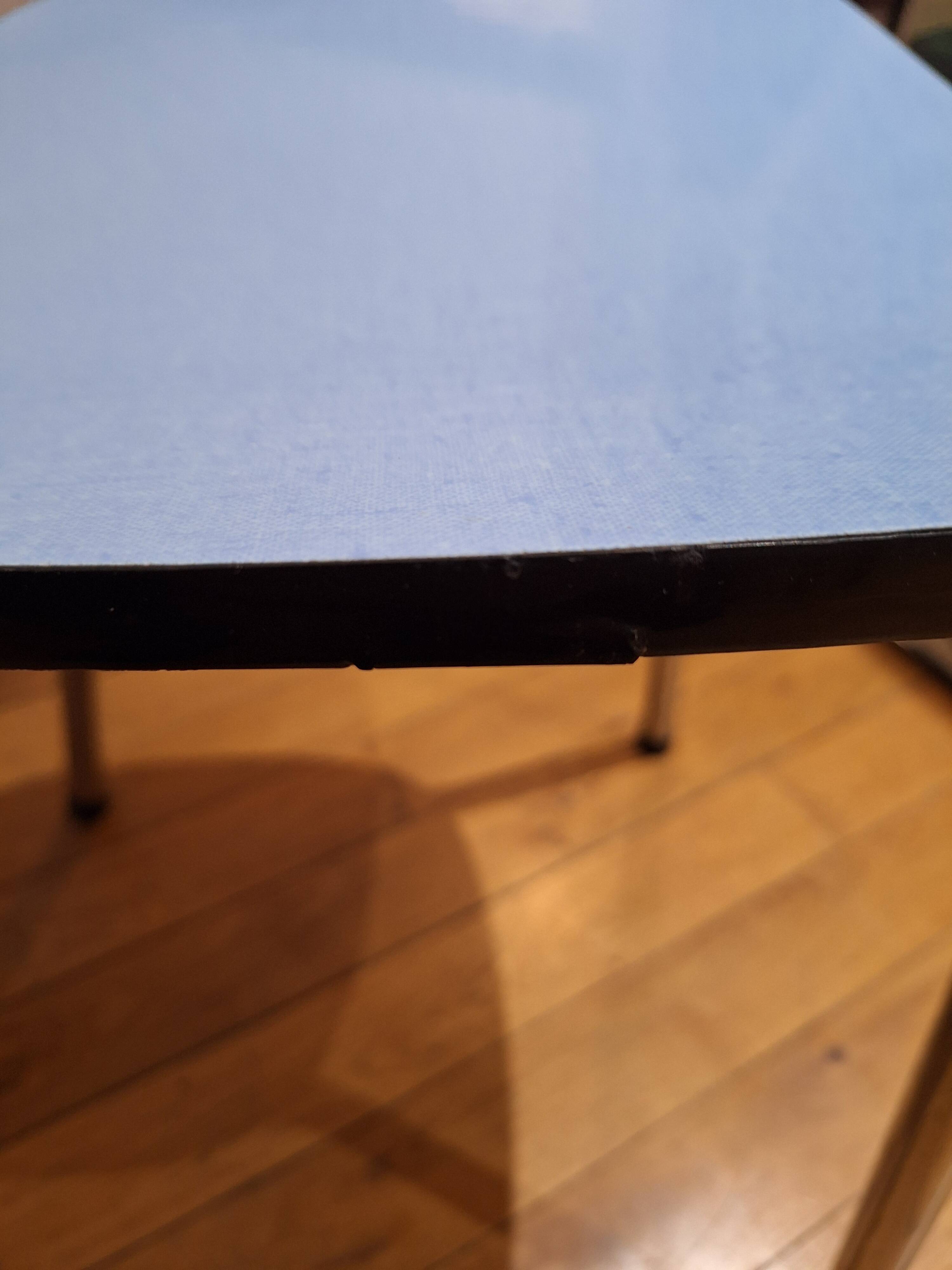 Table et chaises formica bleu