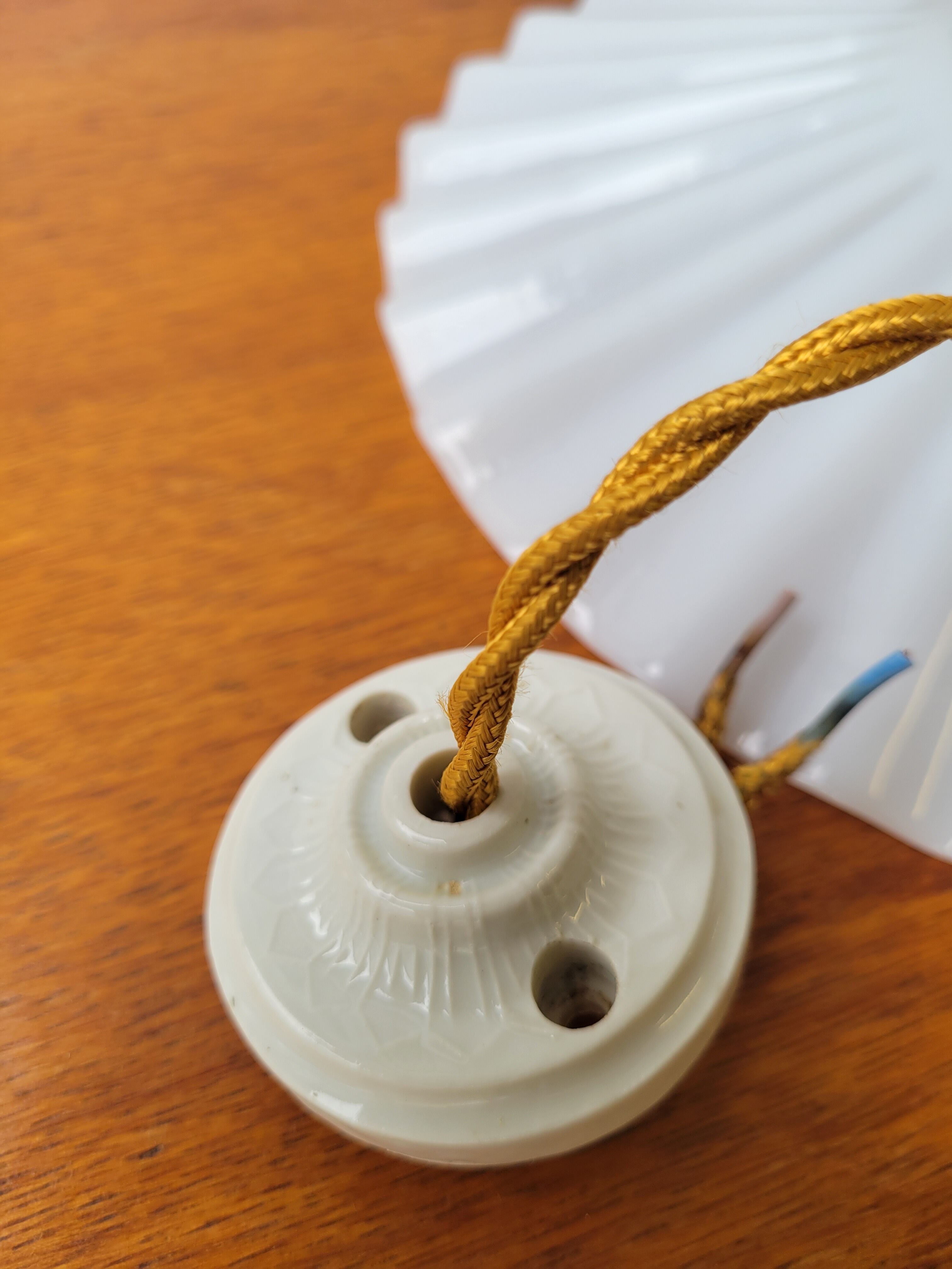 Suspension in white pleated opaline