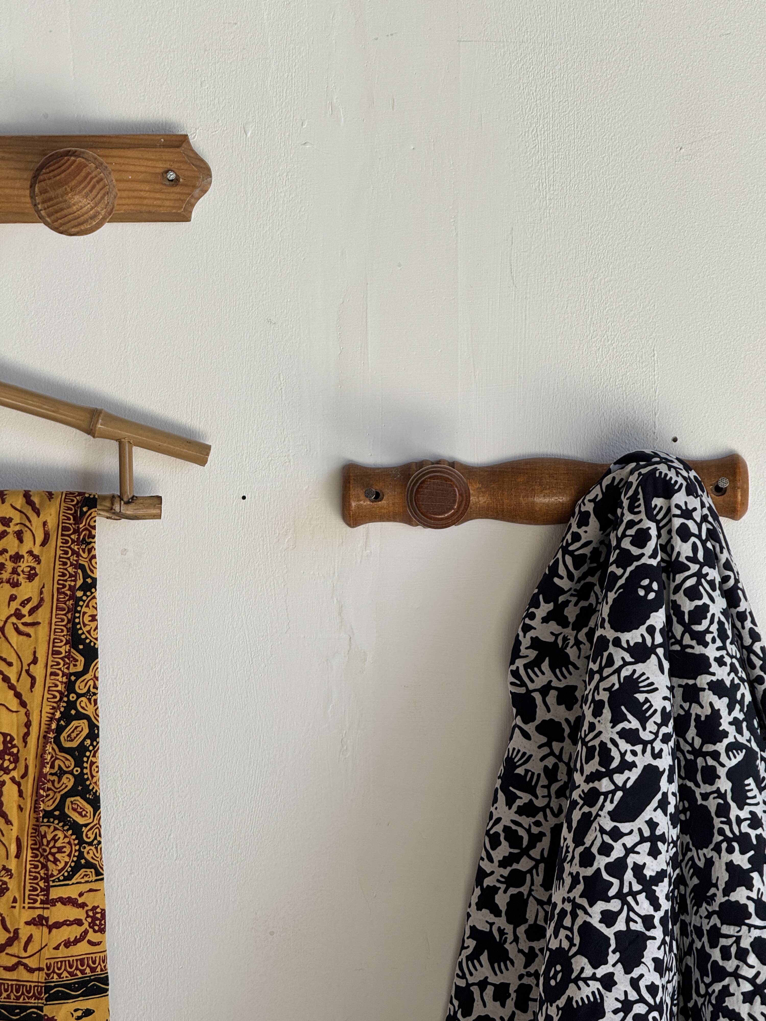 Small coat hook with two round flat button pegs in pine H8.