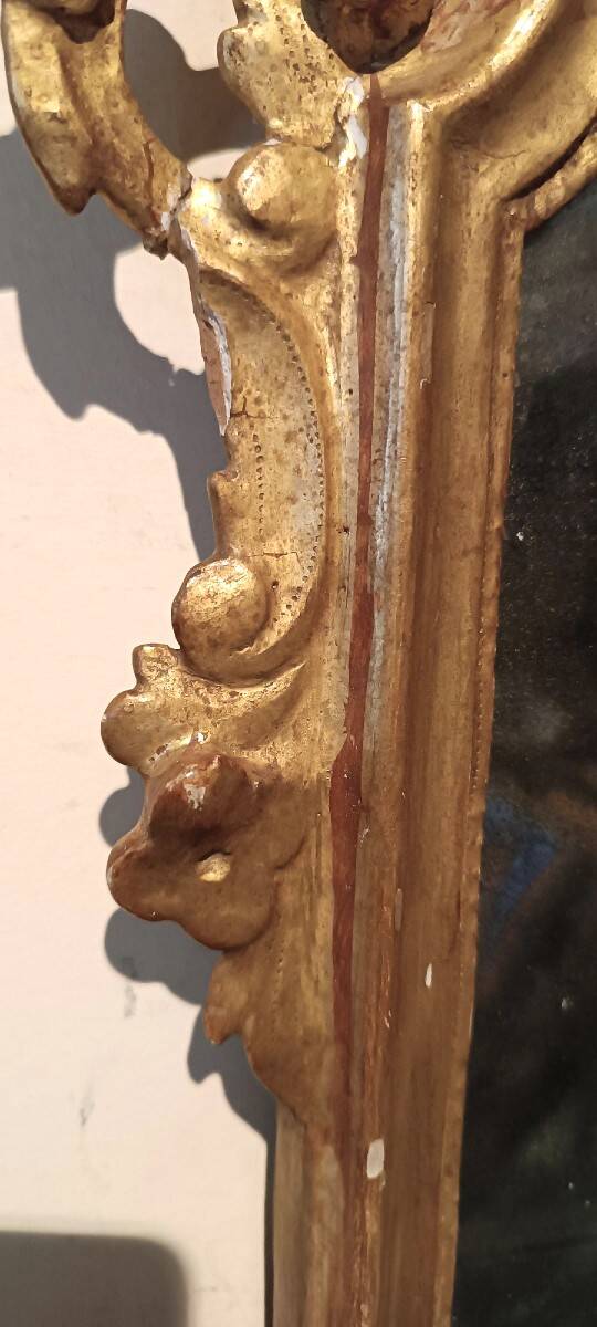 Ancienne paire de miroirs en bois sculpté et doré