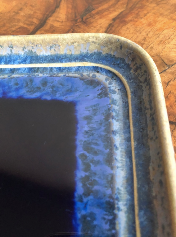 Pots et plat en céramique bleus