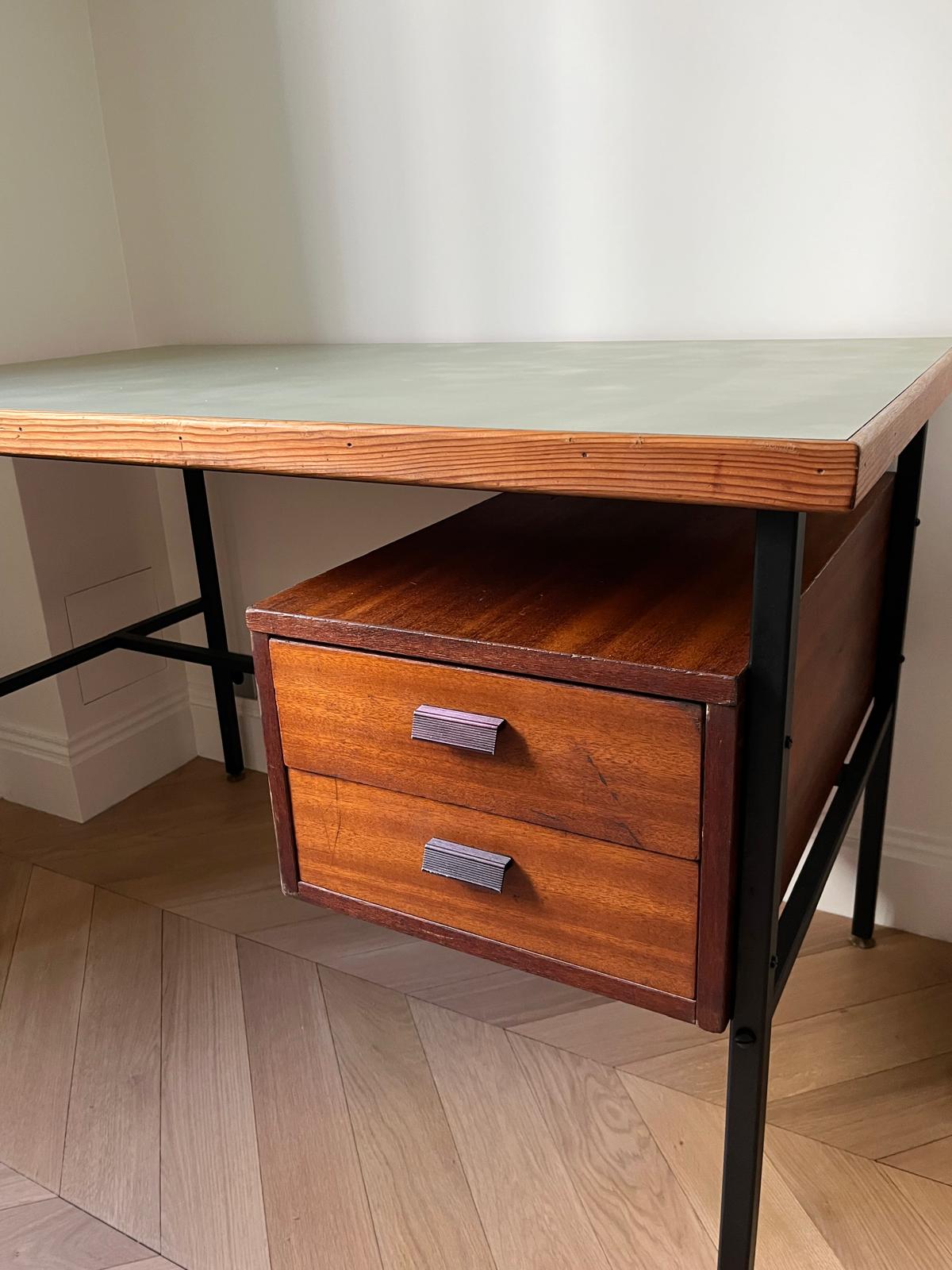Bureau vintage d'université