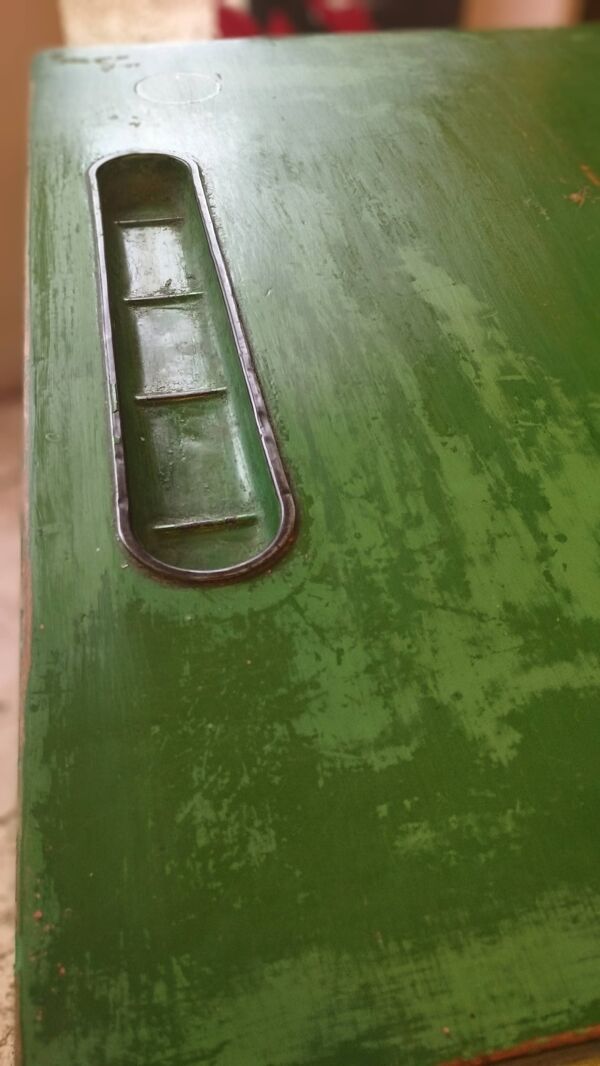 Bureau d'écolier des années 1960 sur peinture verte d'origine