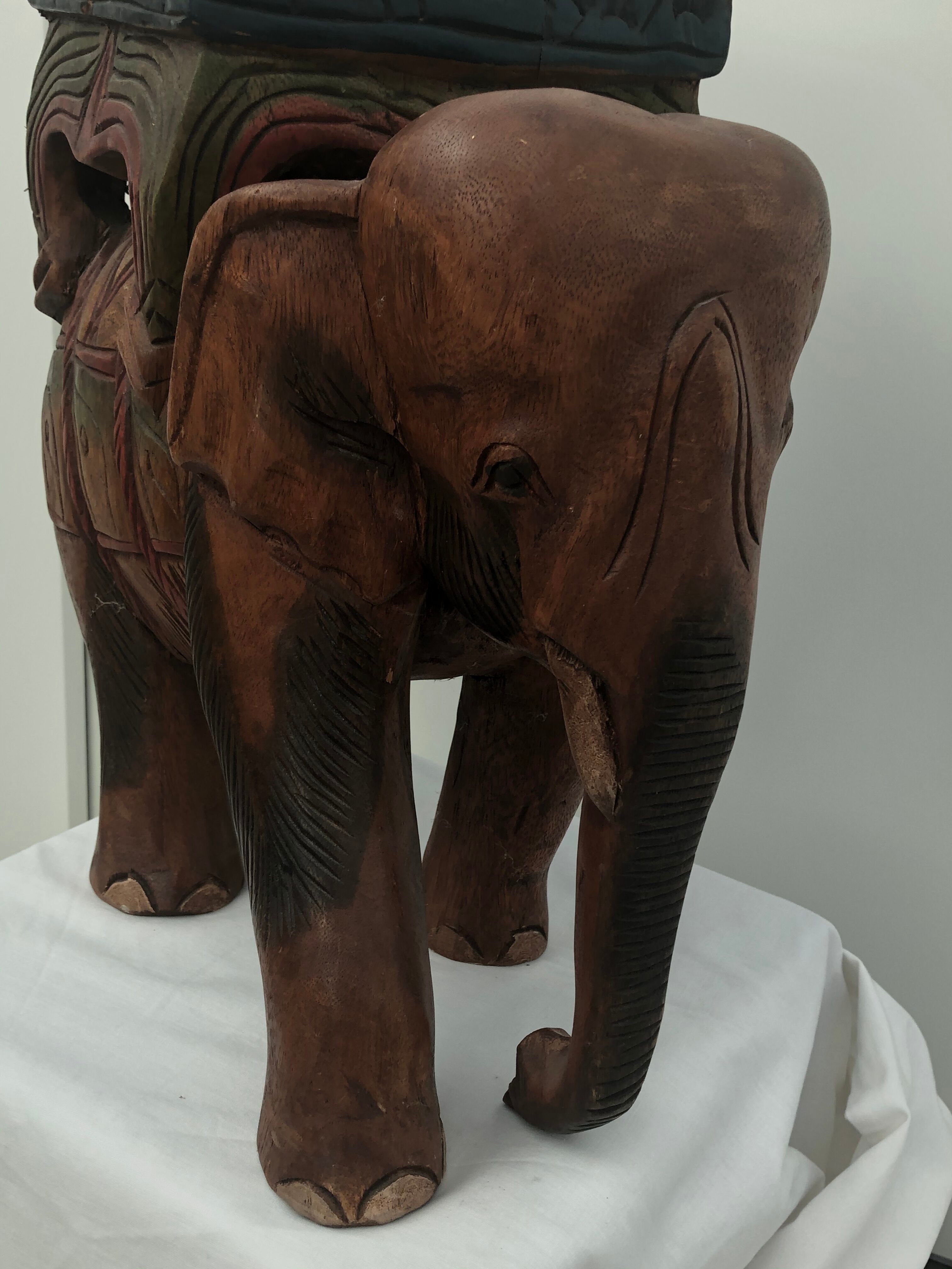 Tabouret éléphant en bois sculpté polychromie