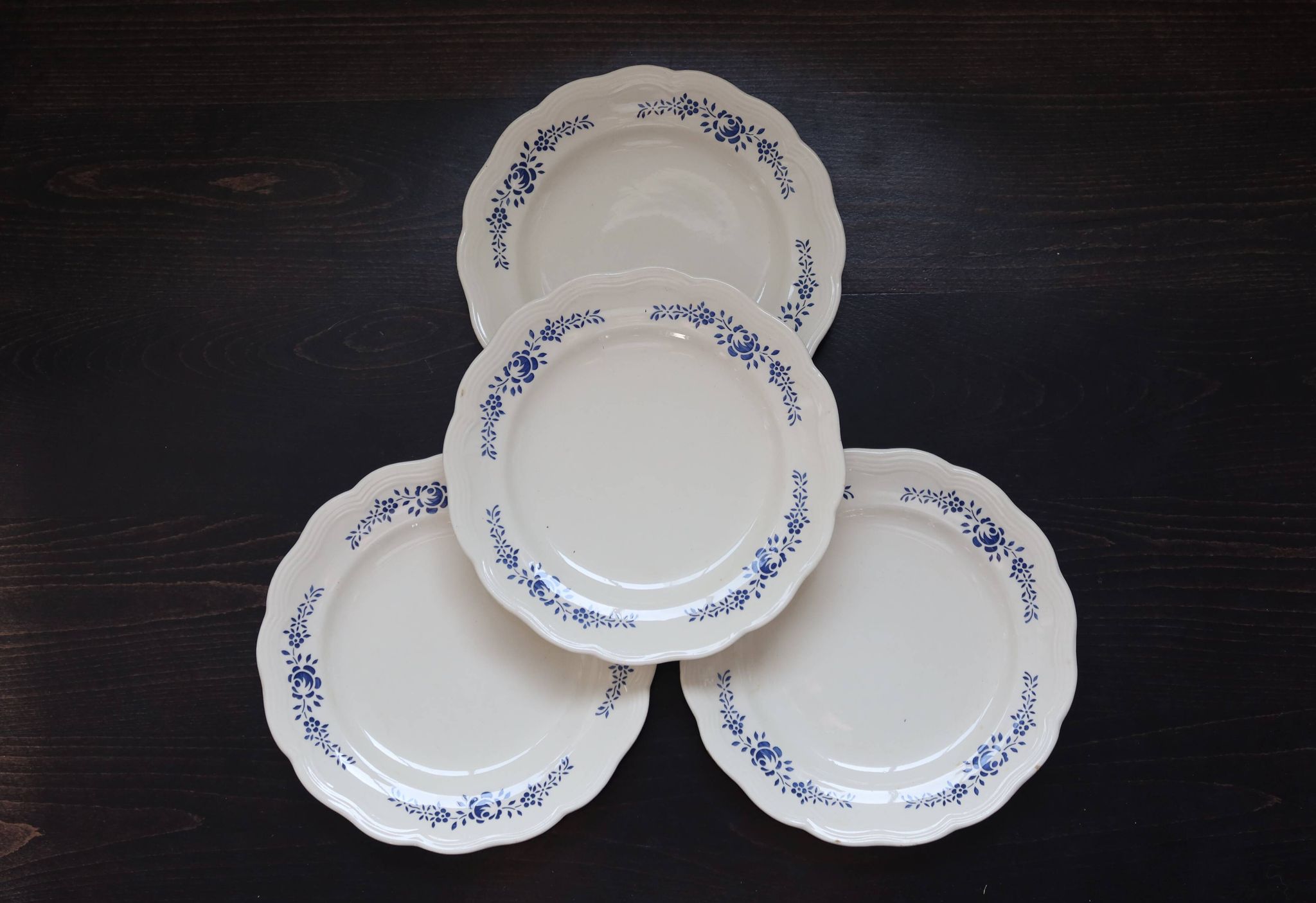 4 assiettes plates vintage en faïence banche et bleue - Décor fleuri