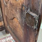 Armoire basse de style Louis XV en noyer 19ème