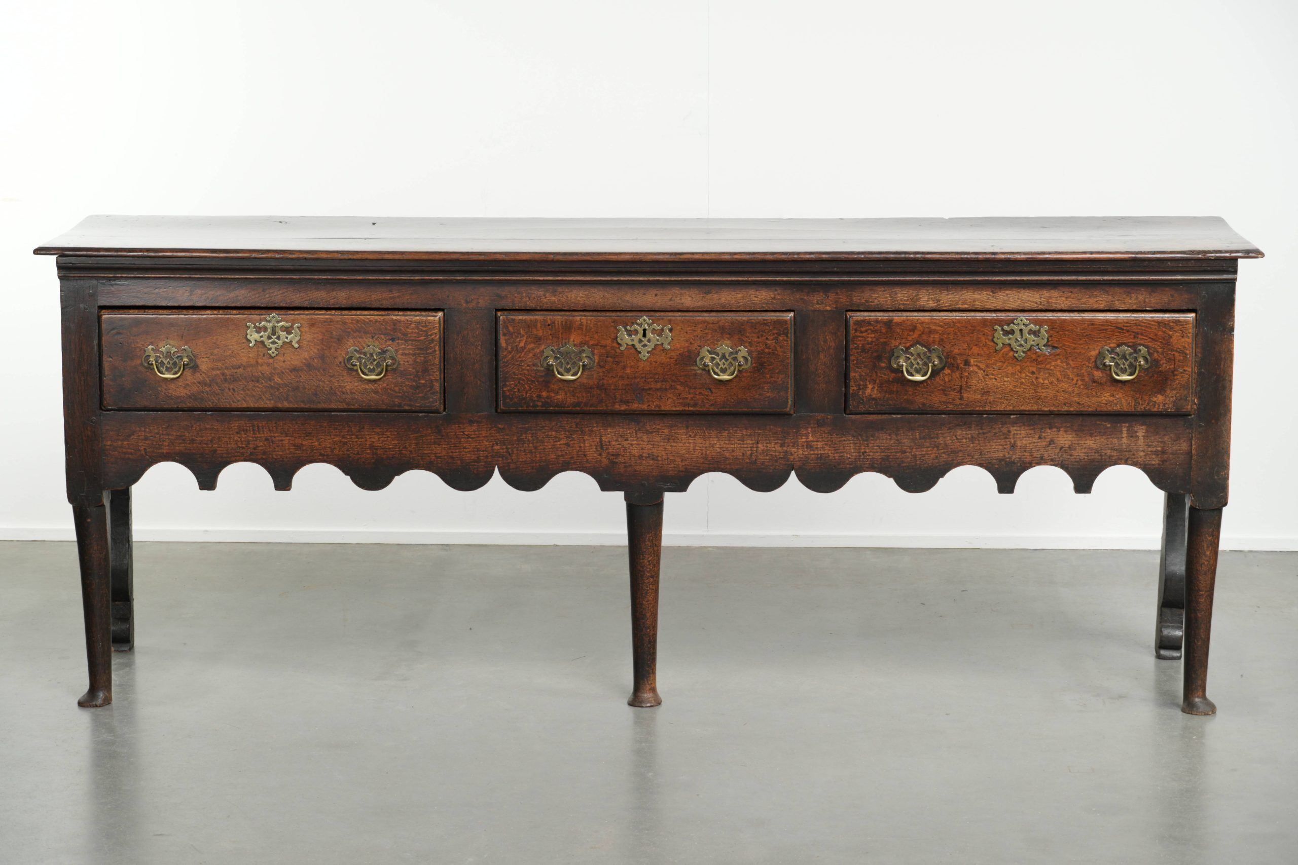 English antique oak sideboard with 3 drawers from the early 18th century