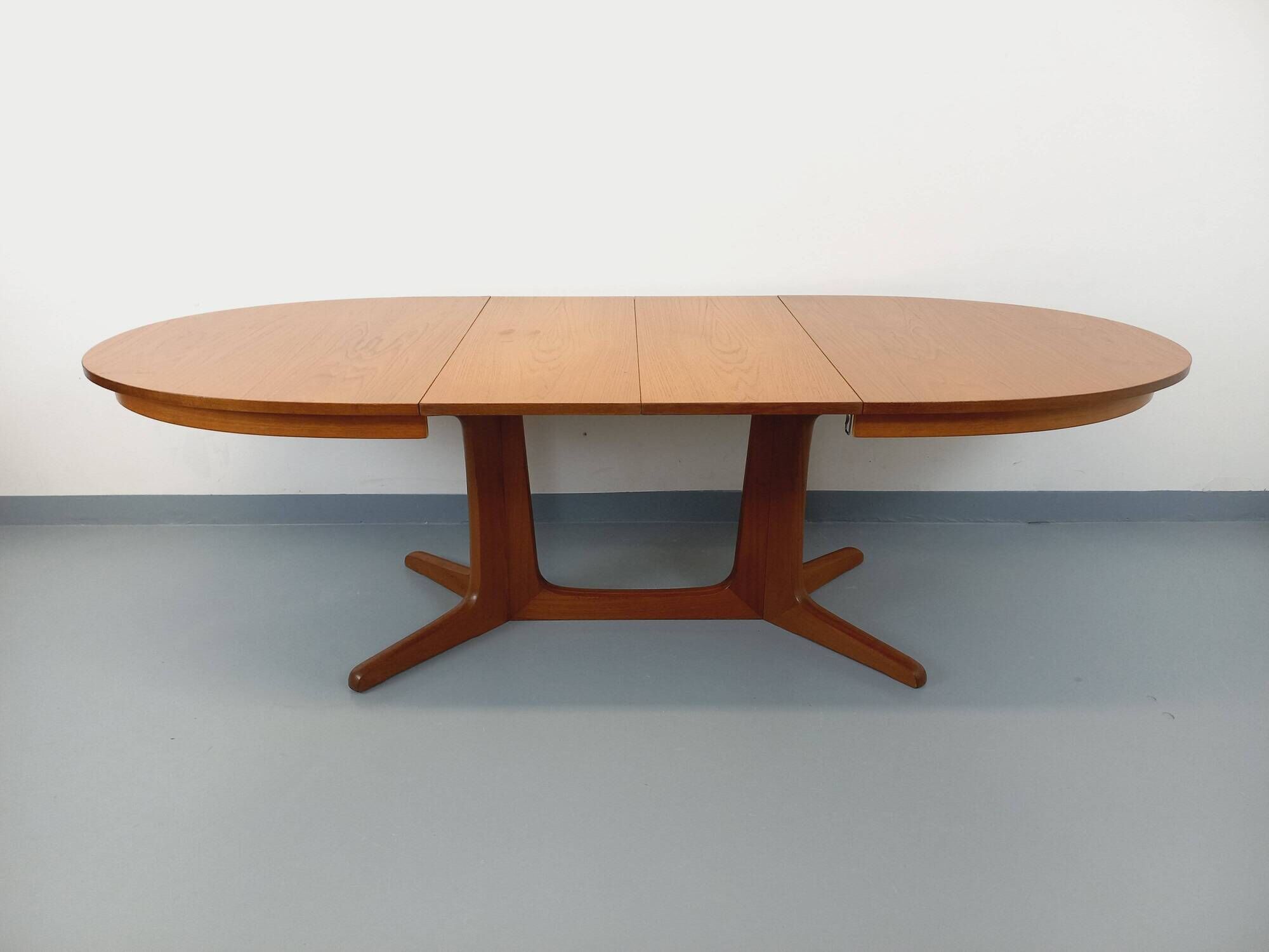 Vintage oval dining table Baumann from the 60s and 70s in teak with extension.