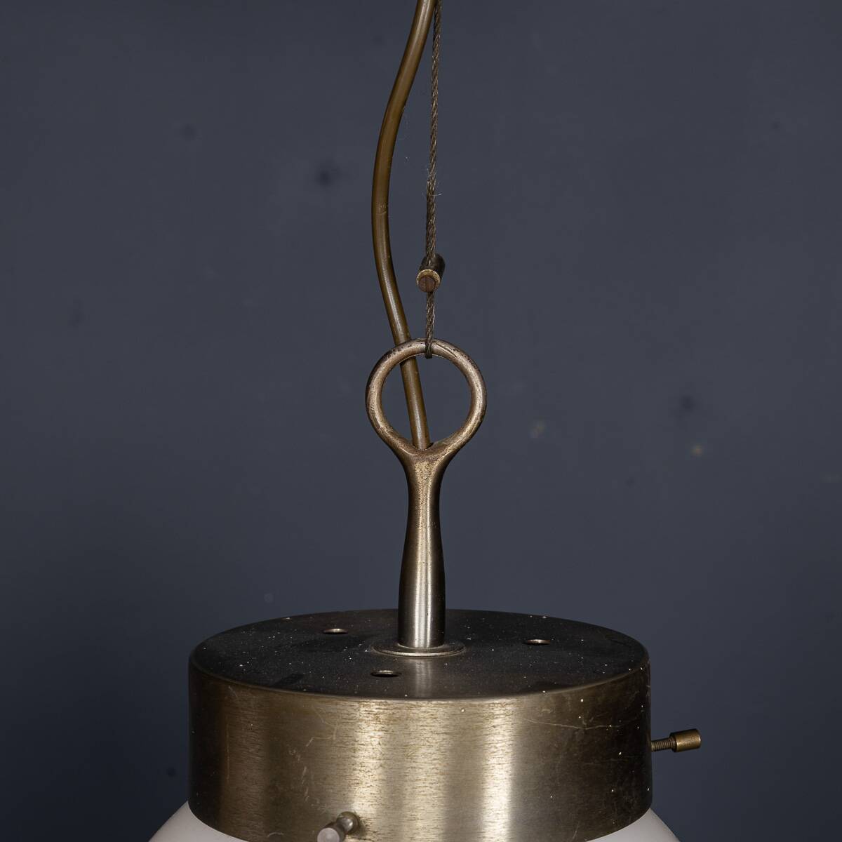 Paire de suspensions en opaline "Delta" italienne des années 1960 par Sergio Mazza.