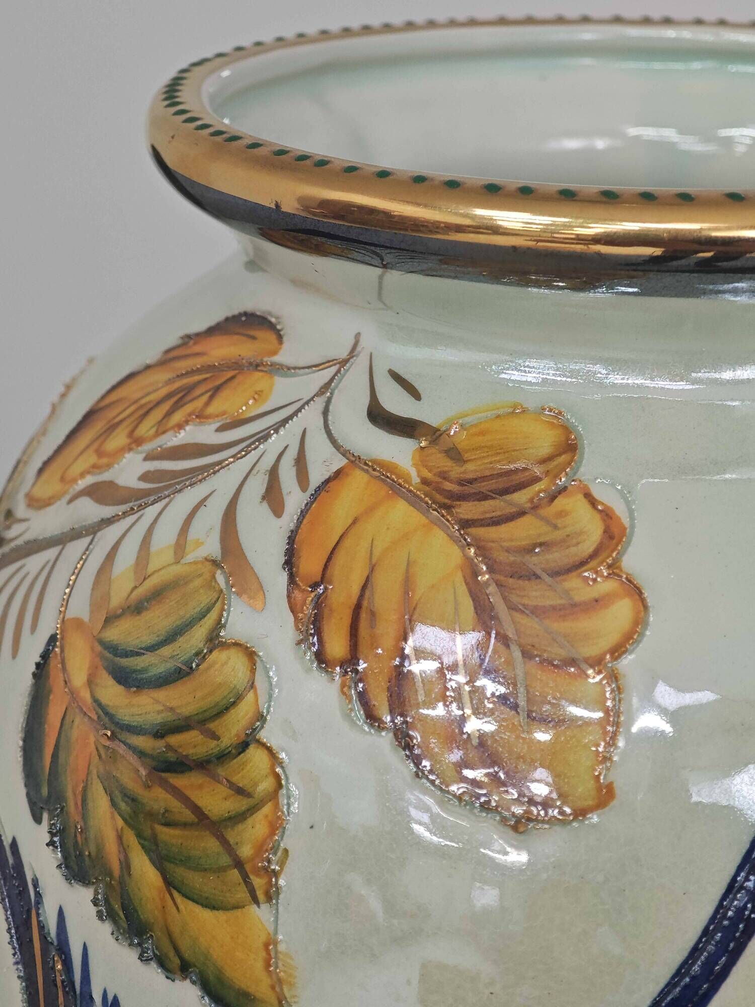 Beau vase peint main oiseau et feuilles H.Béquet numéroté 556
