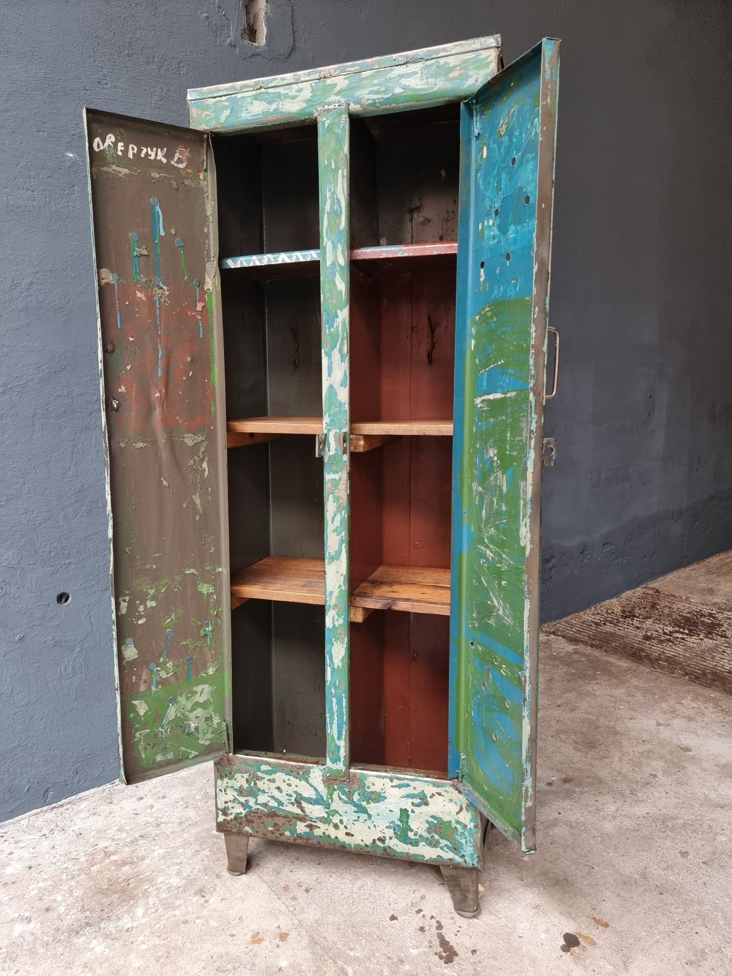 Armoire industrielle casier