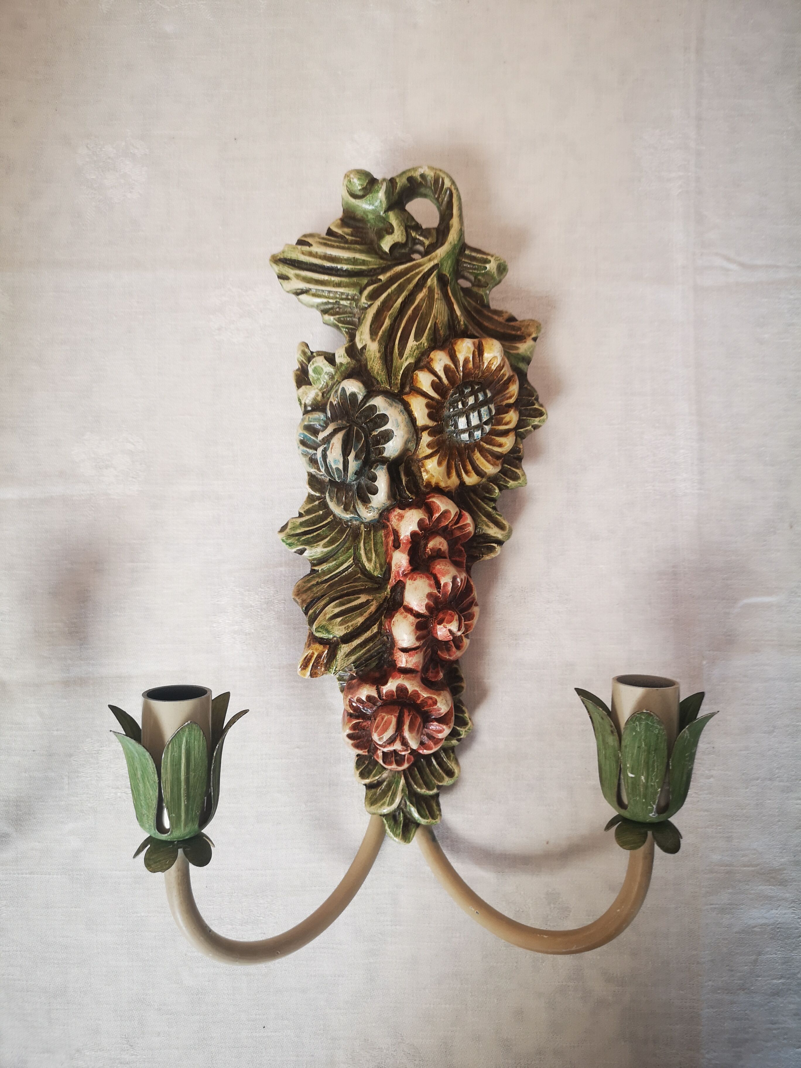 Paire d'appliques en bois sculpté polychrome