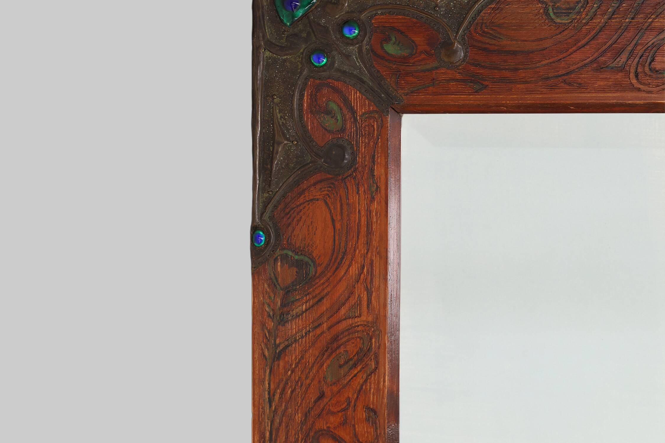 Miroir Art Nouveau à décor de paon peint à la main, France vers 1915