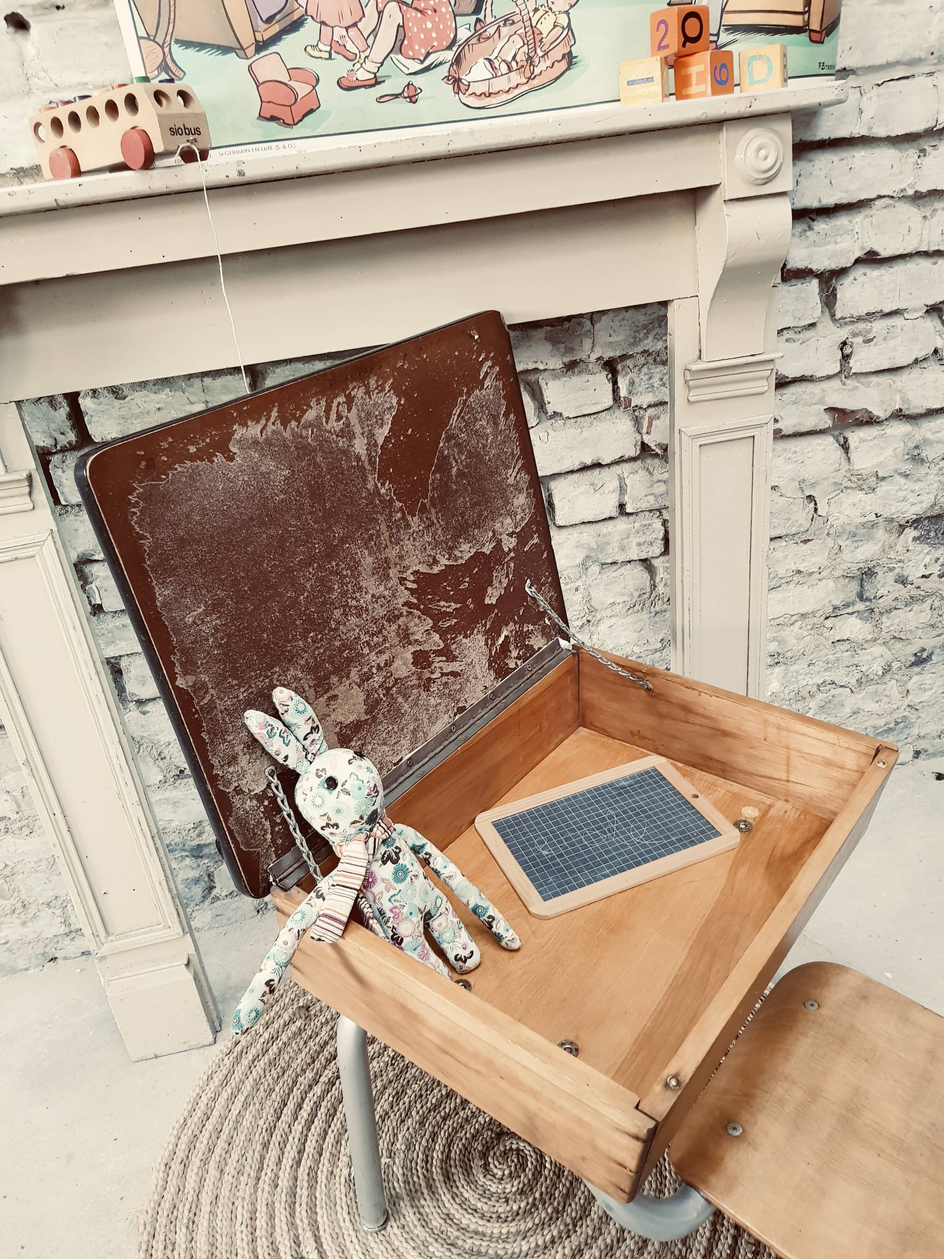 One-piece school desk