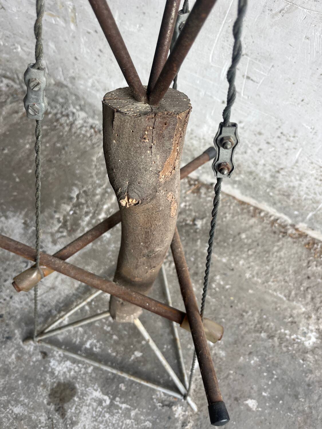 Table d'appoint sculpturale en métal rouillé et bois au design néerlandais, accent industriel en brun rustique.