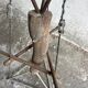 Table d'appoint sculpturale en métal rouillé et bois au design néerlandais, accent industriel en brun rustique.
