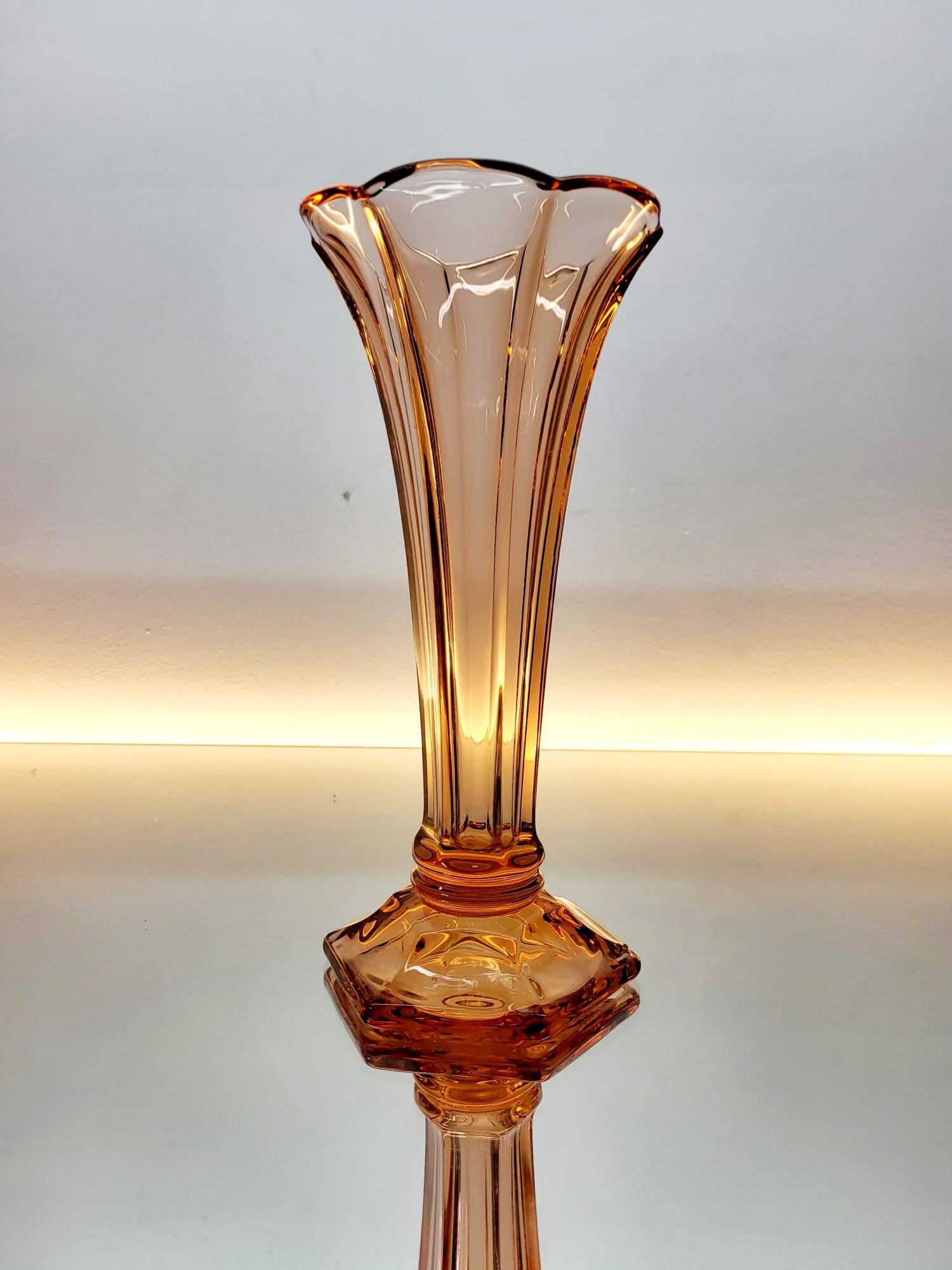 Val Saint Lambert Art deco vaas, serie Luxval model Américain M, rosé kleur