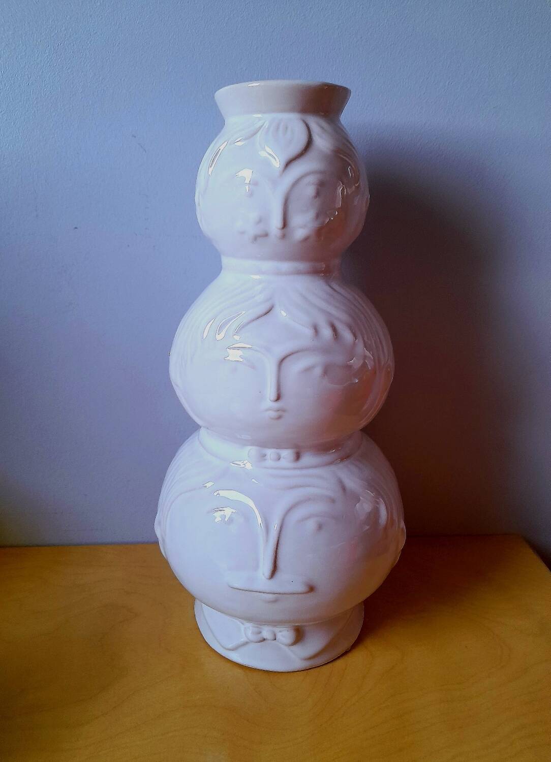 Totem vase faces in ceramic