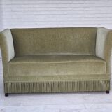 Canapé danois 2 places des années 1970, revêtement en velours, pieds en hêtre.