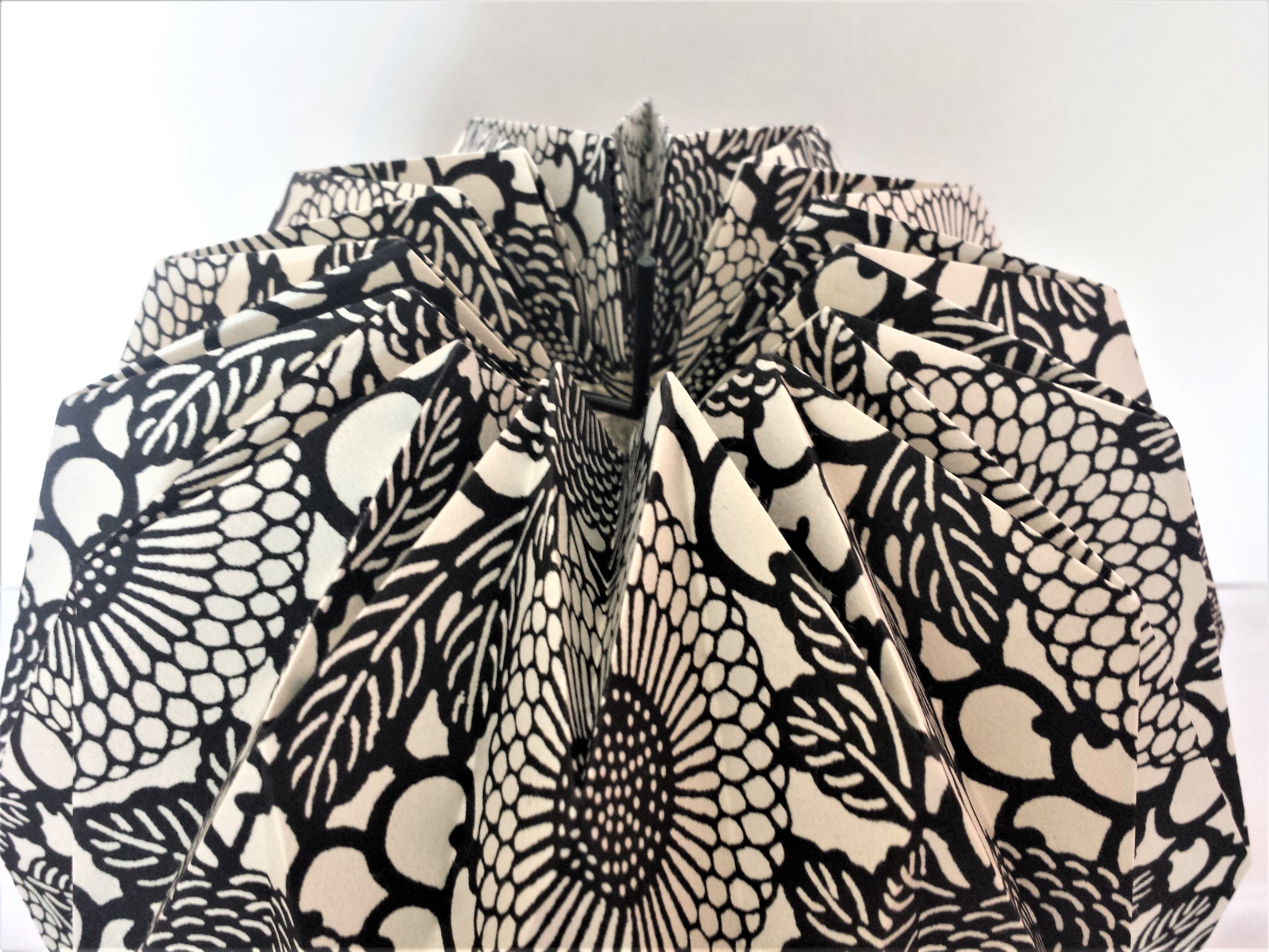 Hand-folded Sekai lamp Katazome shi black