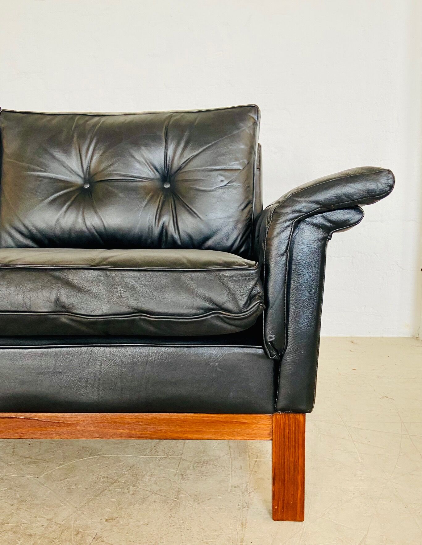Canapé en cuir noir à boutons vintage scandinave des années 1960, modèle Kardinal, pour 2 personnes.