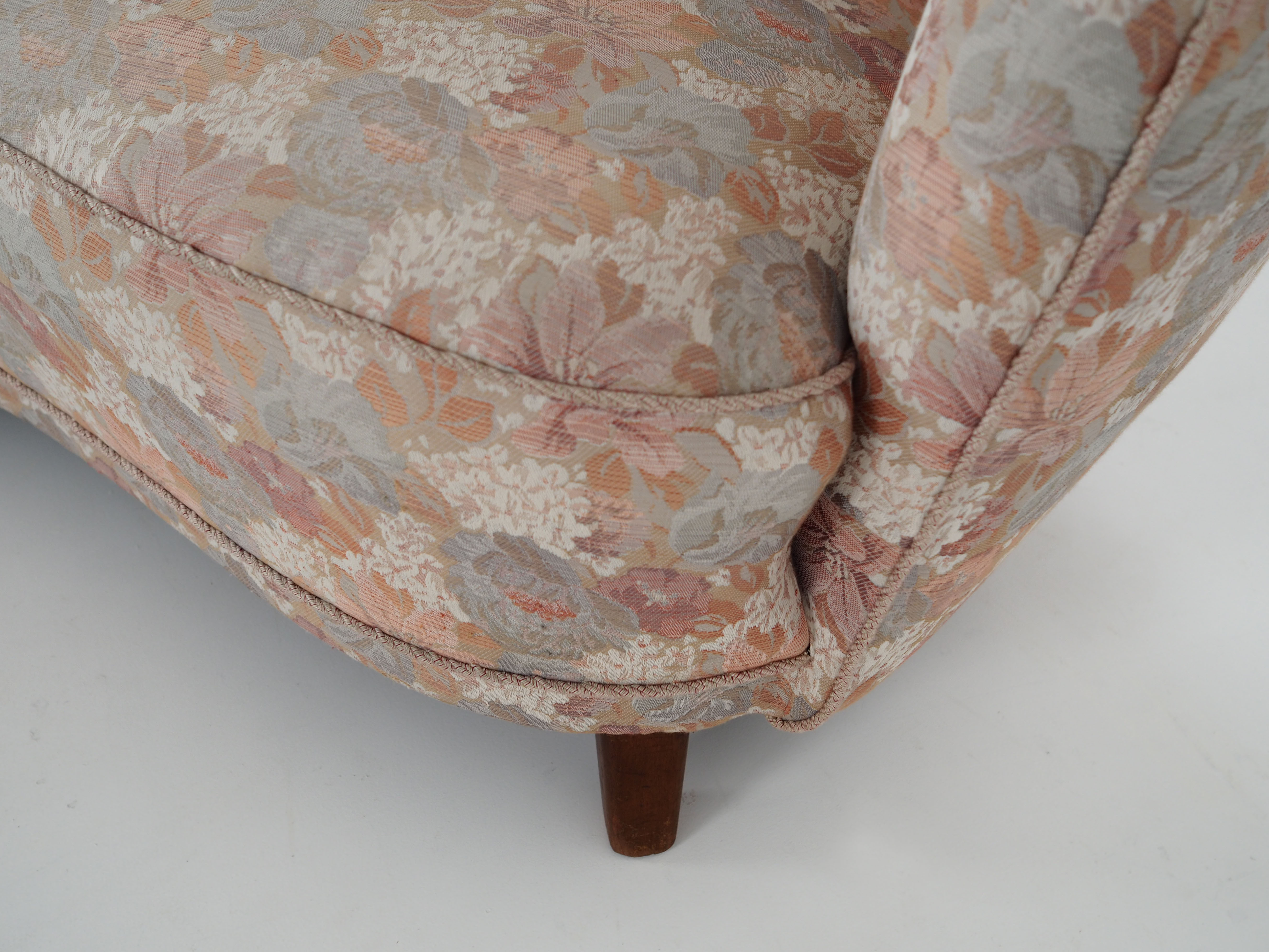 Banana-shaped sofa 1970s design