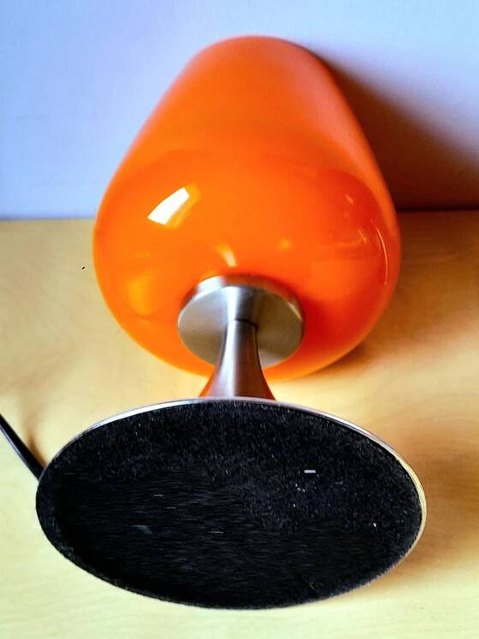 Paire de lampes space age en opaline orange et métal chromé