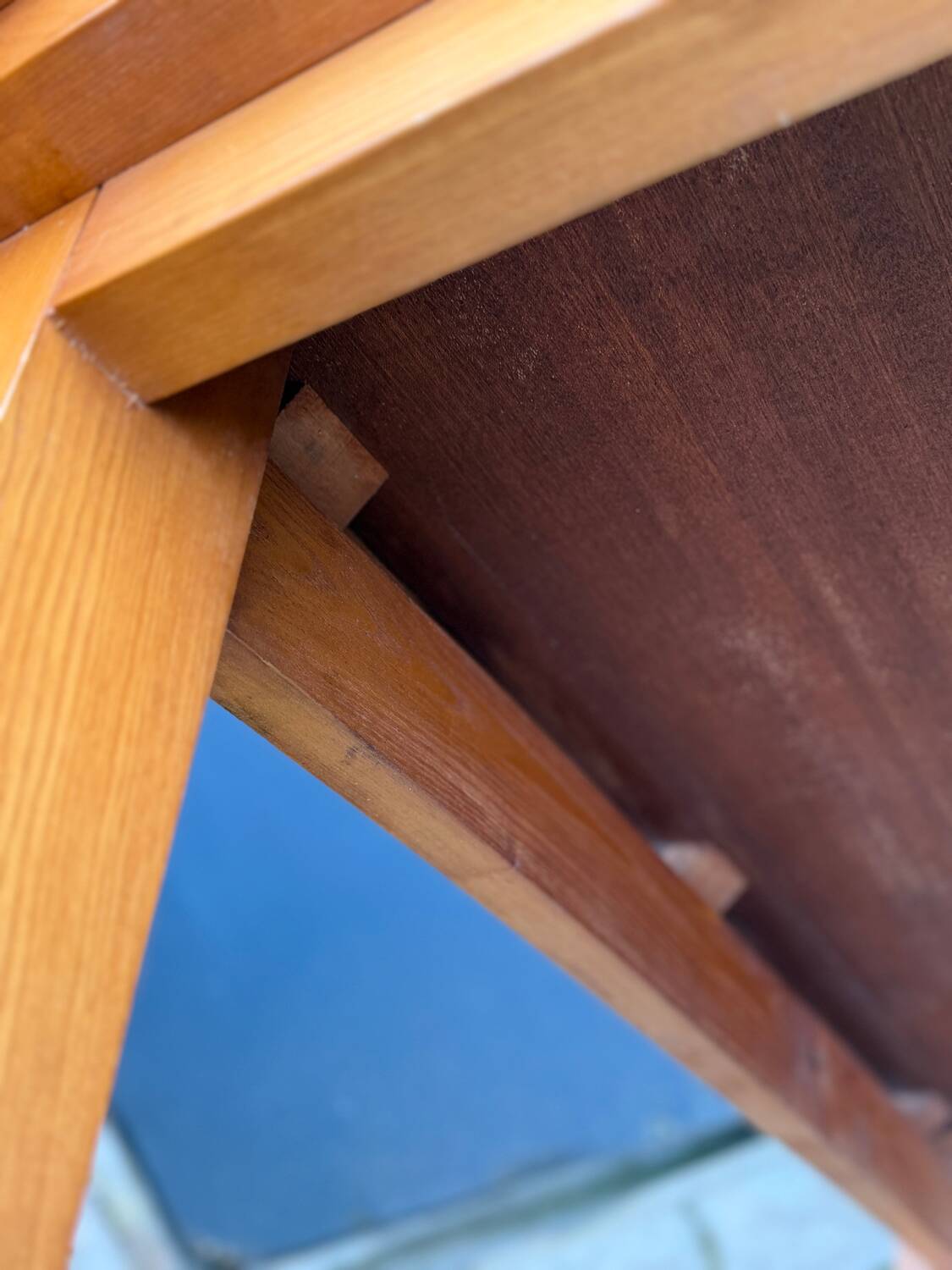 Vintage coffee table in solid elm from the 1970s.