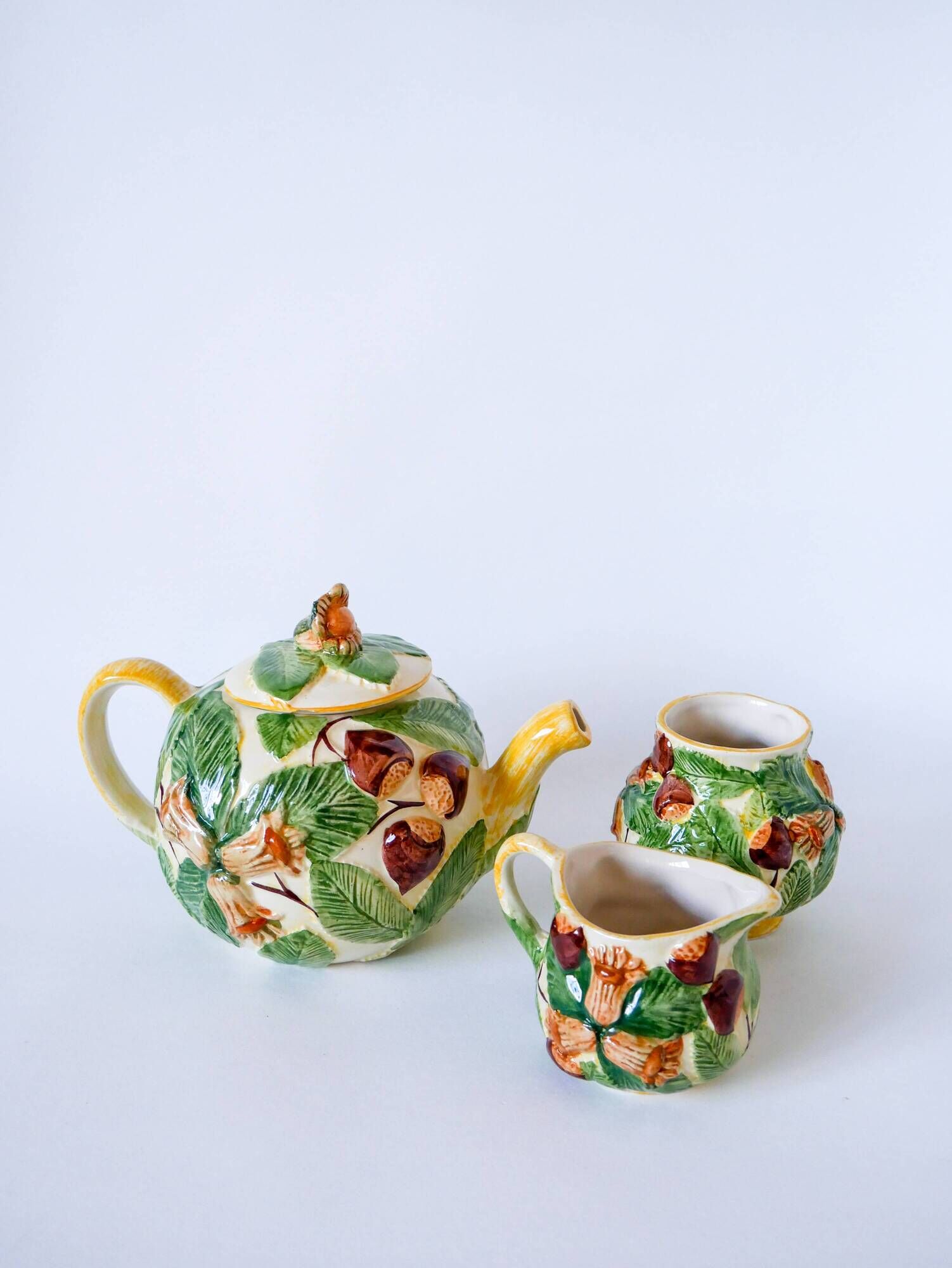 Tea service consisting of a teapot, a milk jug and a numbered hazelnut slip sugar bowl