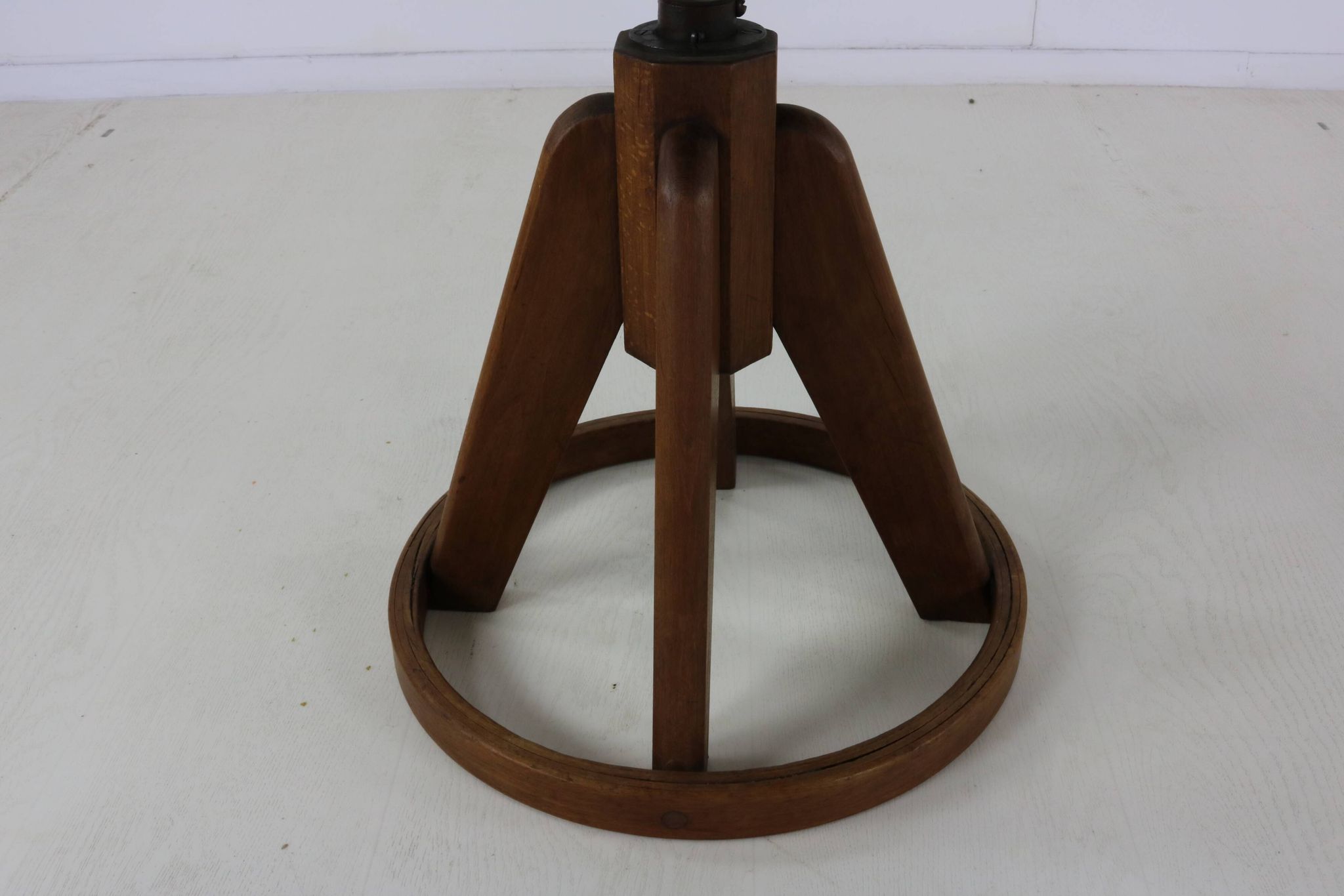 Chaise de travail design des années cinquante avec base en anneau en bois stabilisant.