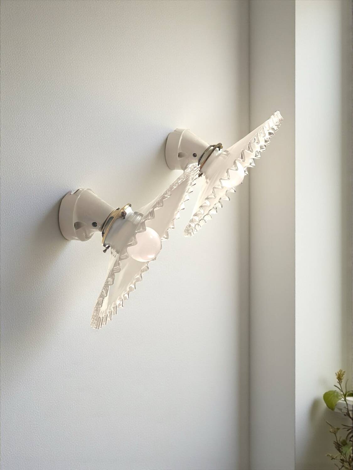 Pair of bistro wall sconces in scalloped opaline glass and Art Deco porcelain