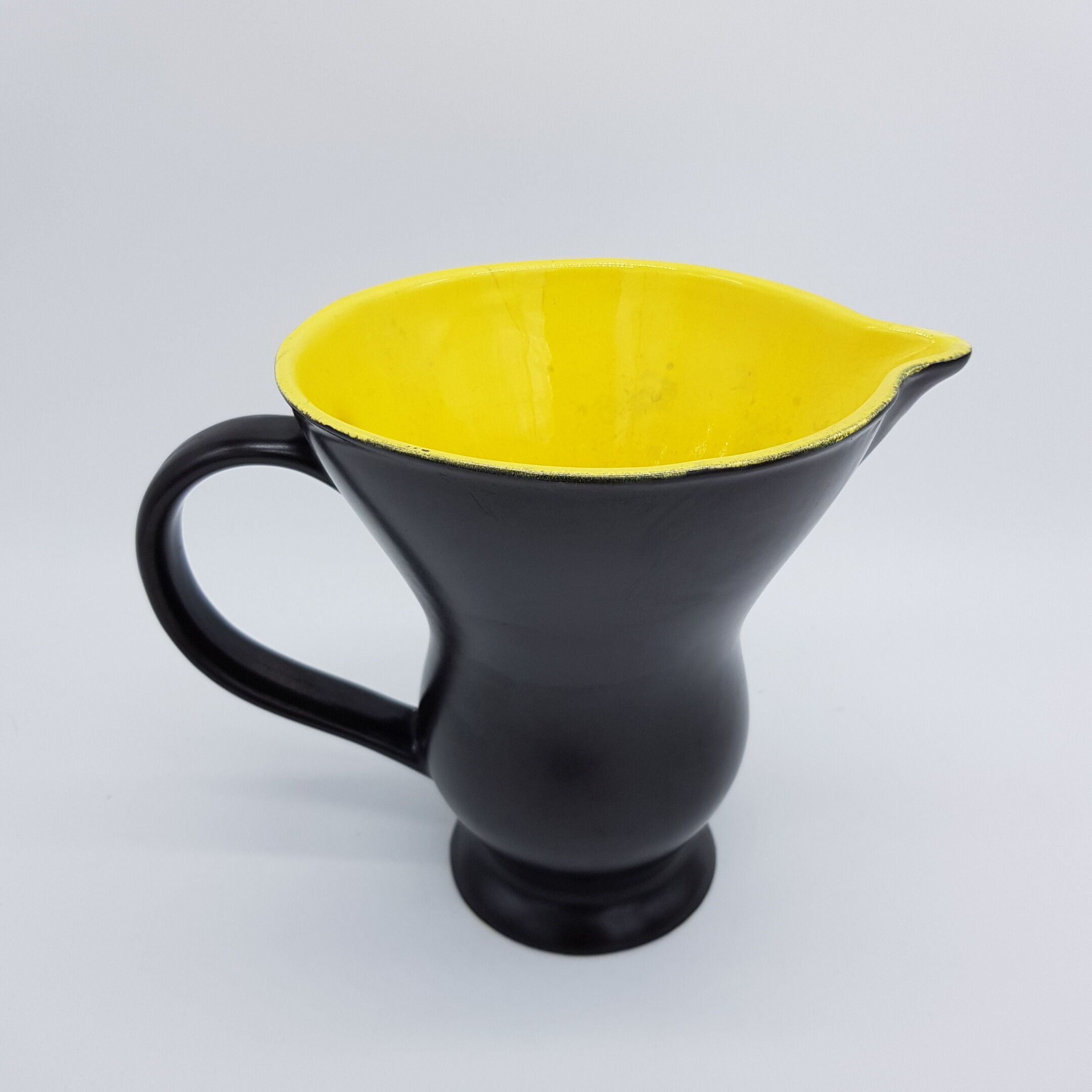Pitcher Digoin Sarreguemines black satin and yellow