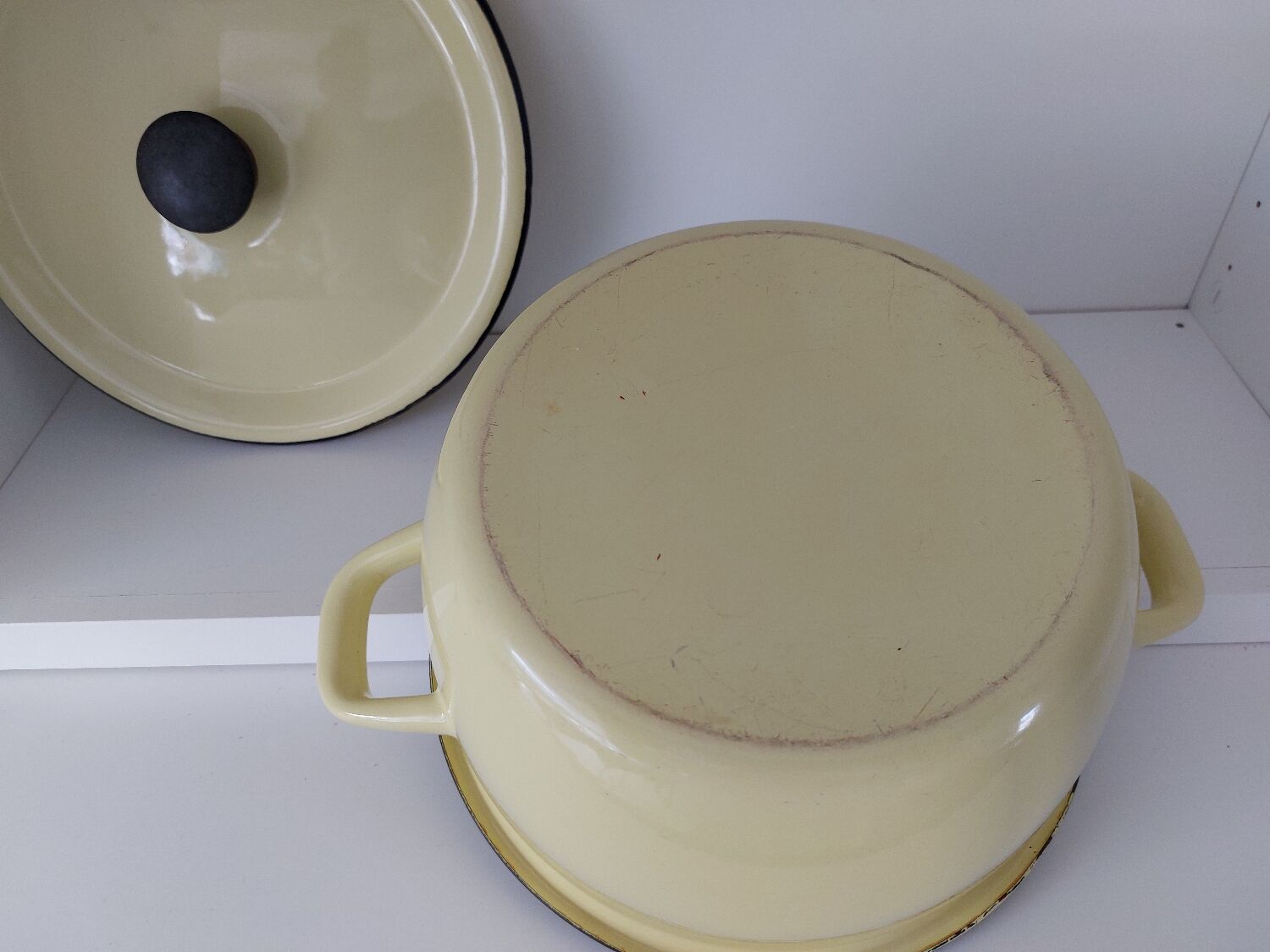 Cocotte en tôle émaillée jaune vintage