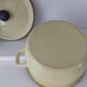 Cocotte en tôle émaillée jaune vintage