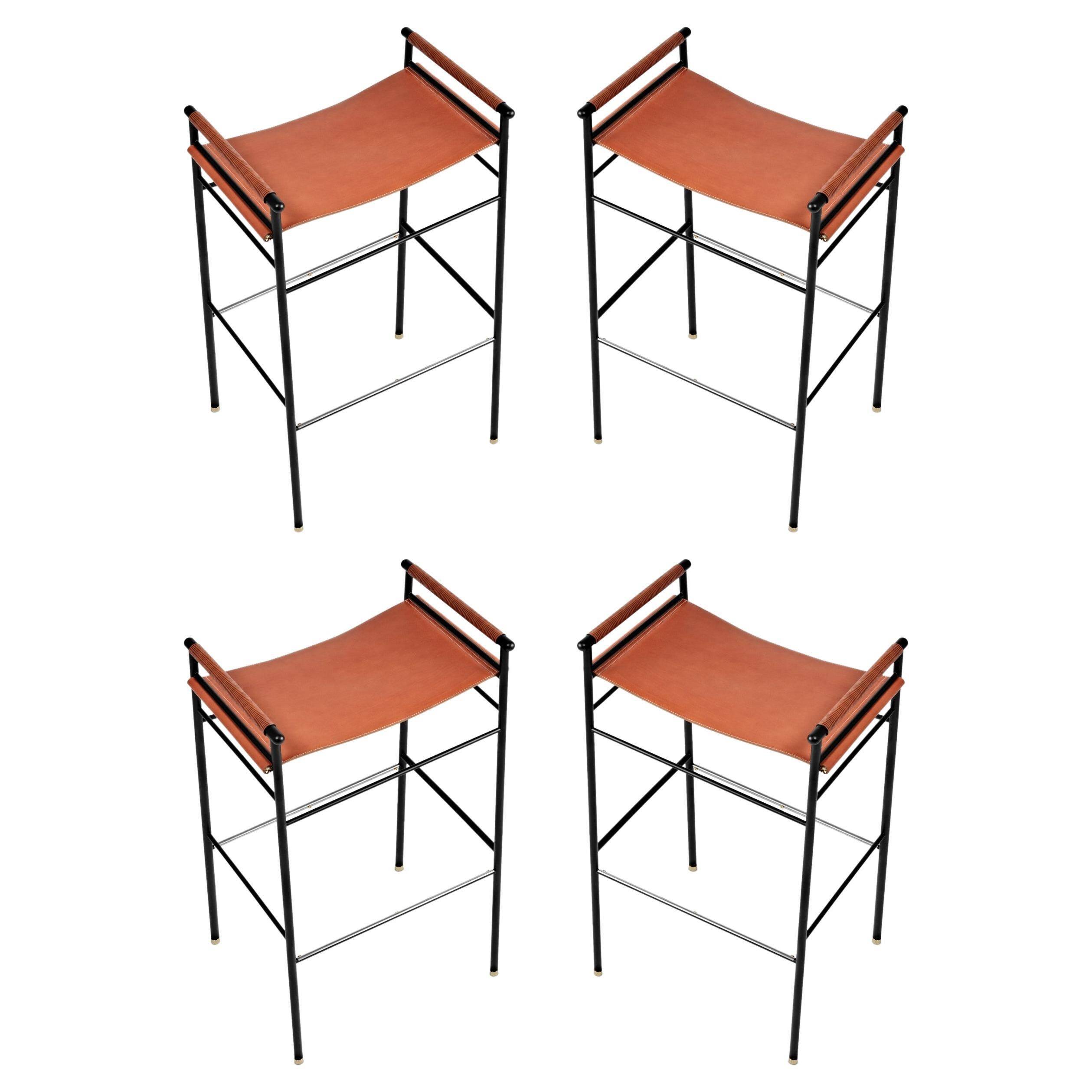 Lote de 4 Taburetes de Bar Contemporáneos Piel Tabaco Natural y Metal Caucho Negro