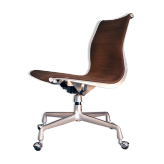 Chaise Eames Soft pad EA106, édition Herman Miller 1970