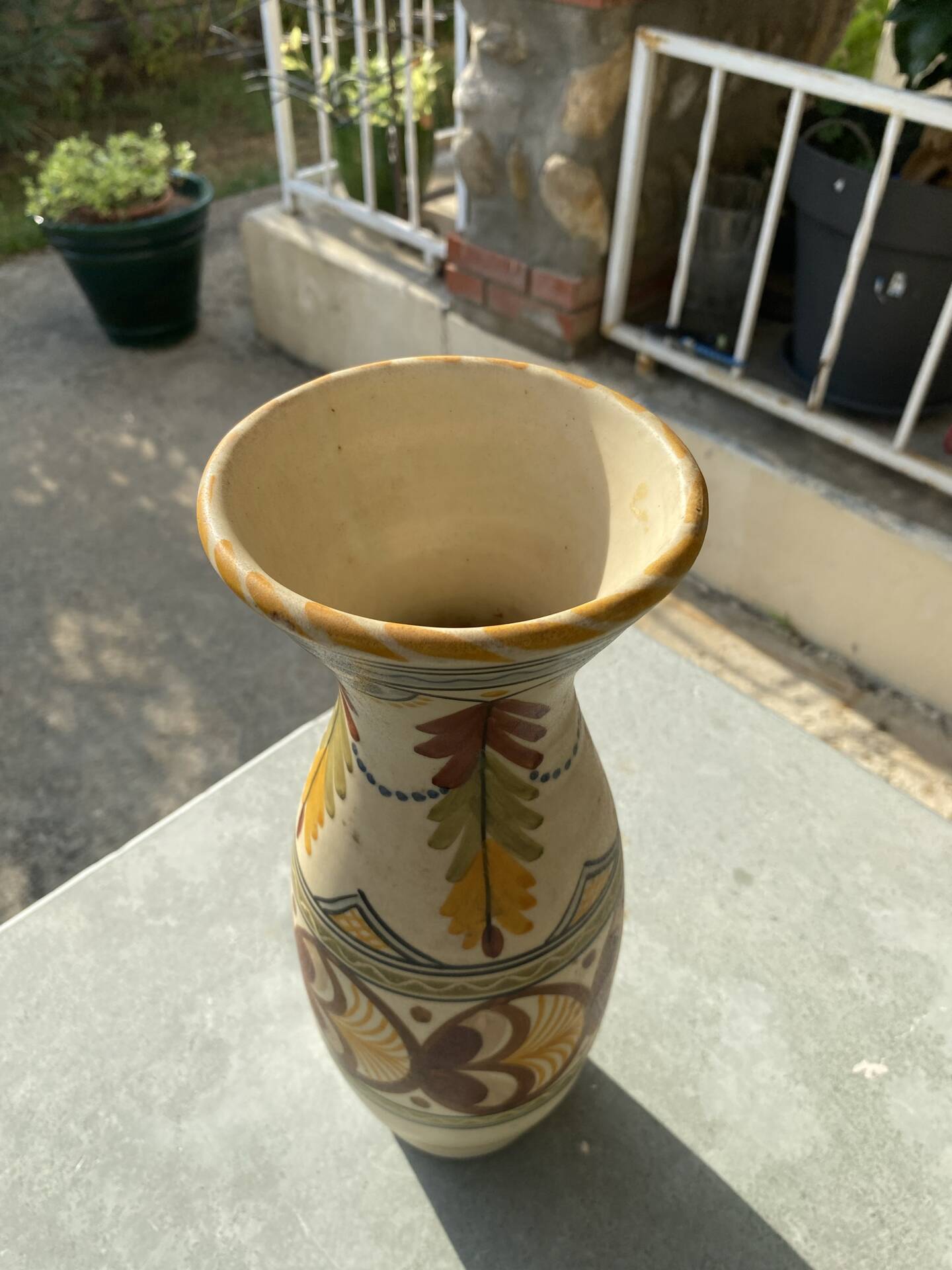 Ceramic vase from Talavera de la Reina (Spain) – Signed S. Timoned