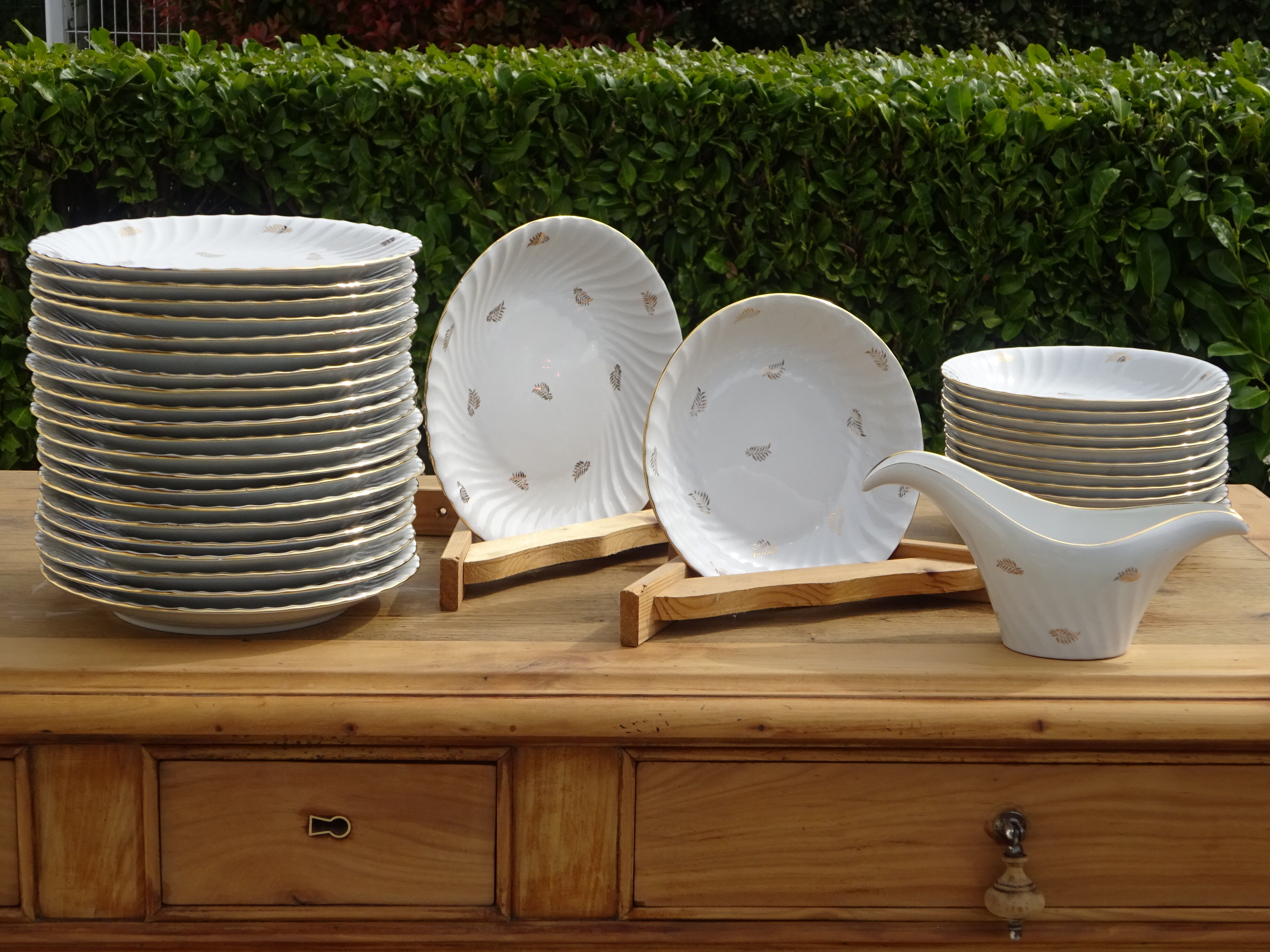 White and gold plate service, Vitriam porcelain