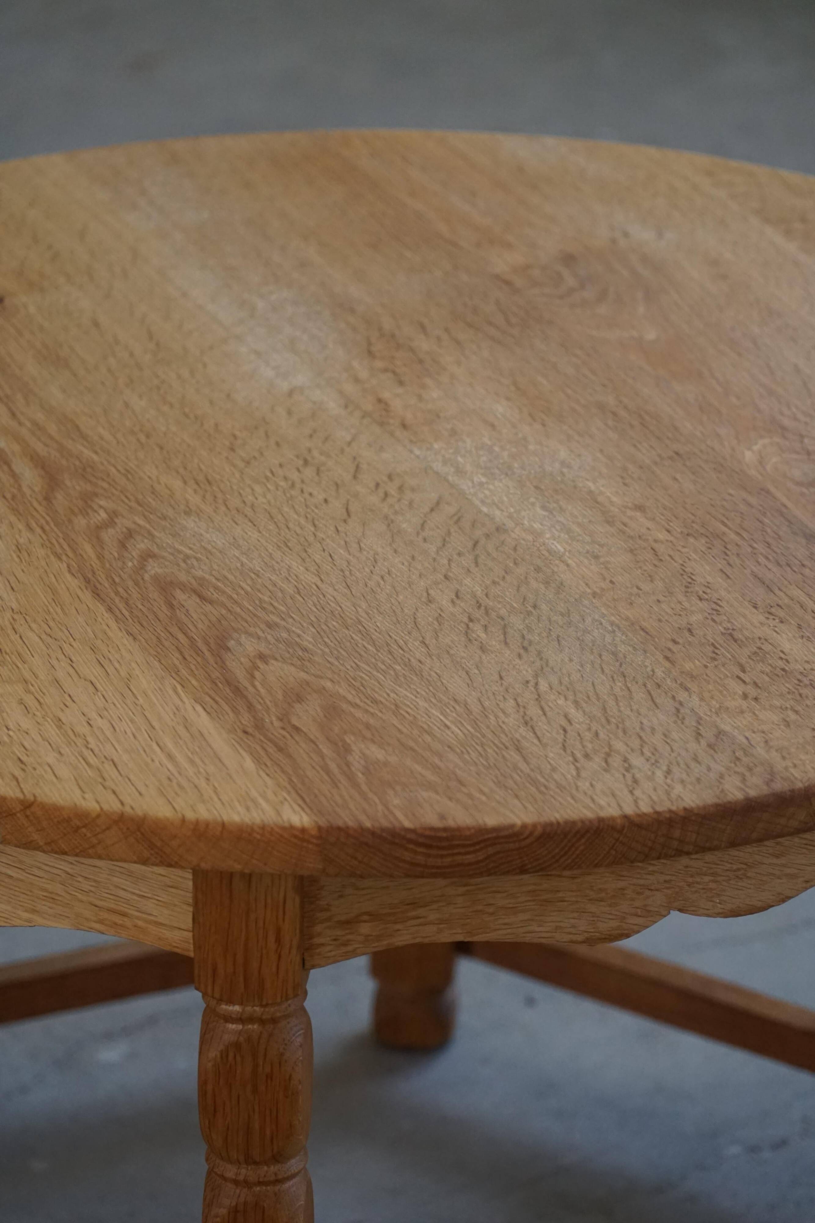 Round modern Danish brutalist coffee table/sofa in solid oak, 1960s.