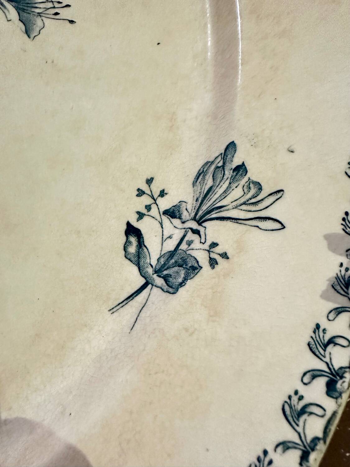 Oval dish, honeysuckle model