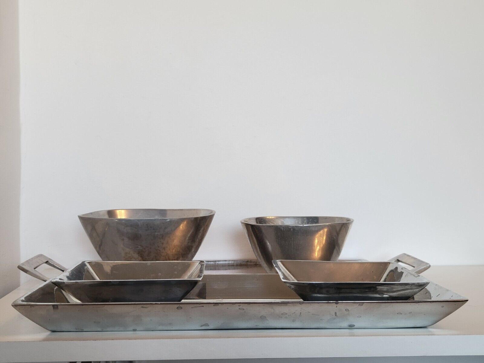 Serving set tray + aperitif cups in raw aluminum