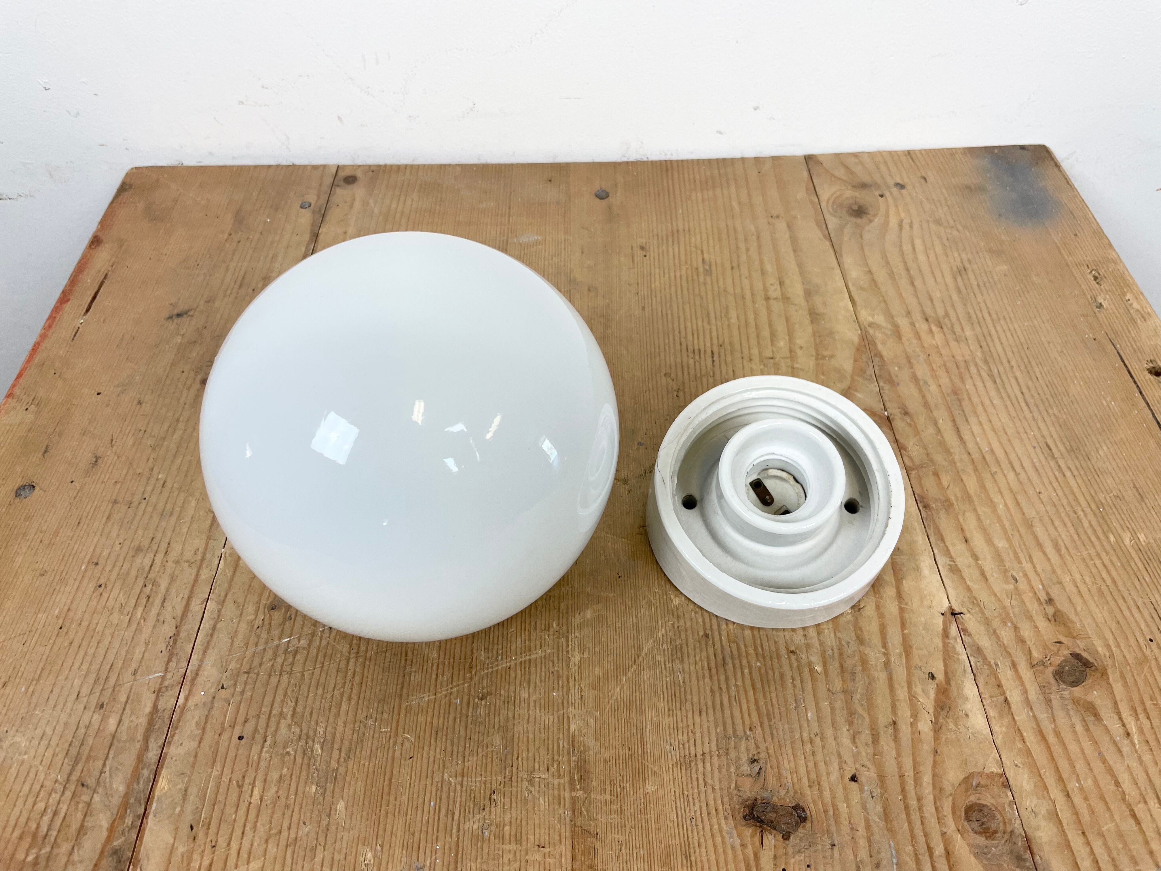 Applique murale industrielle en porcelaine blanche avec verre de lait, années 1970