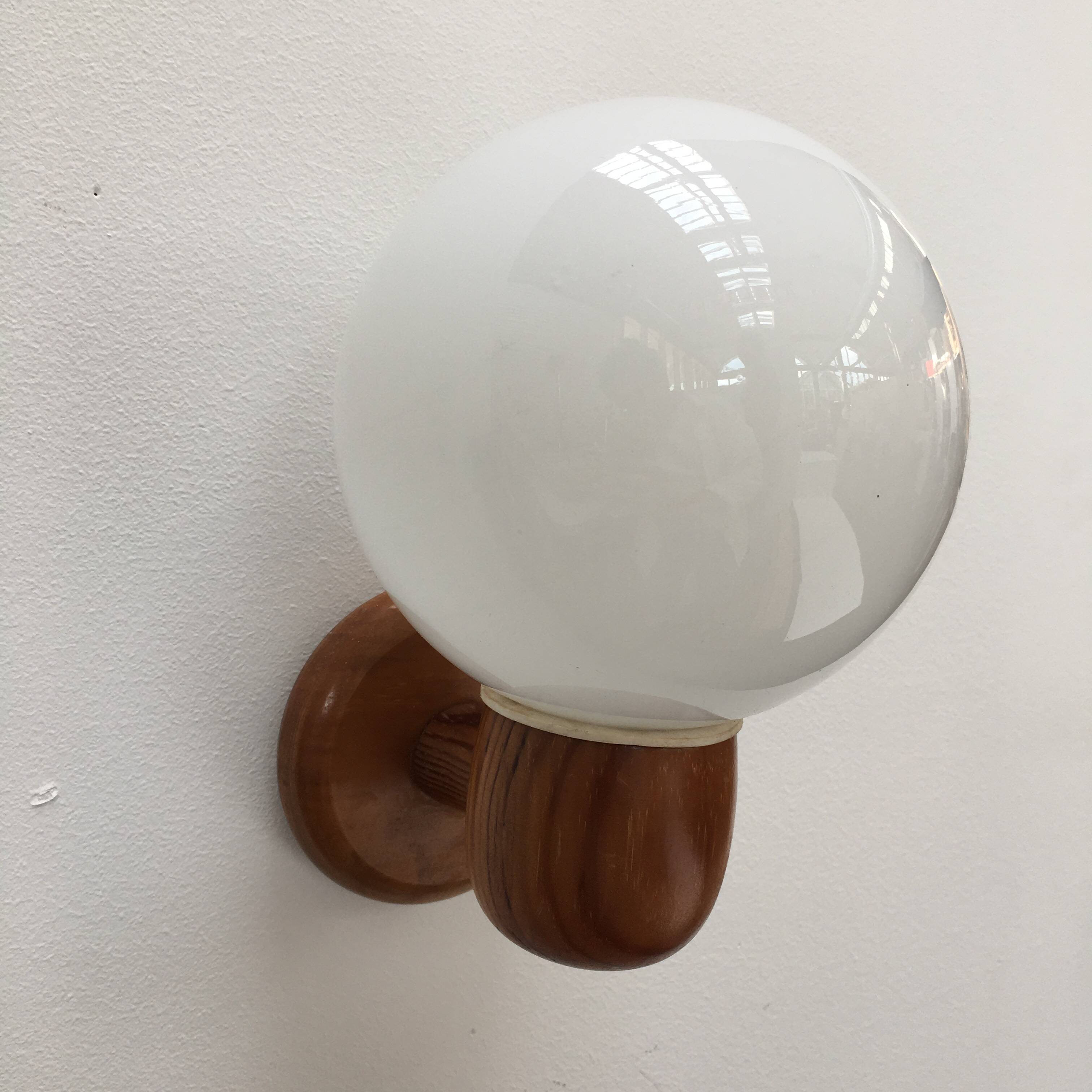 Paire d’appliques modernistes en pin et opaline