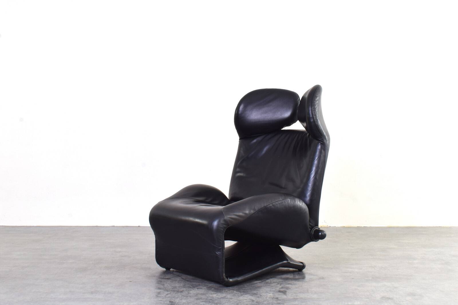 Wink Leather Chair by Toshiyuki Kita for Cassina, 1980s.