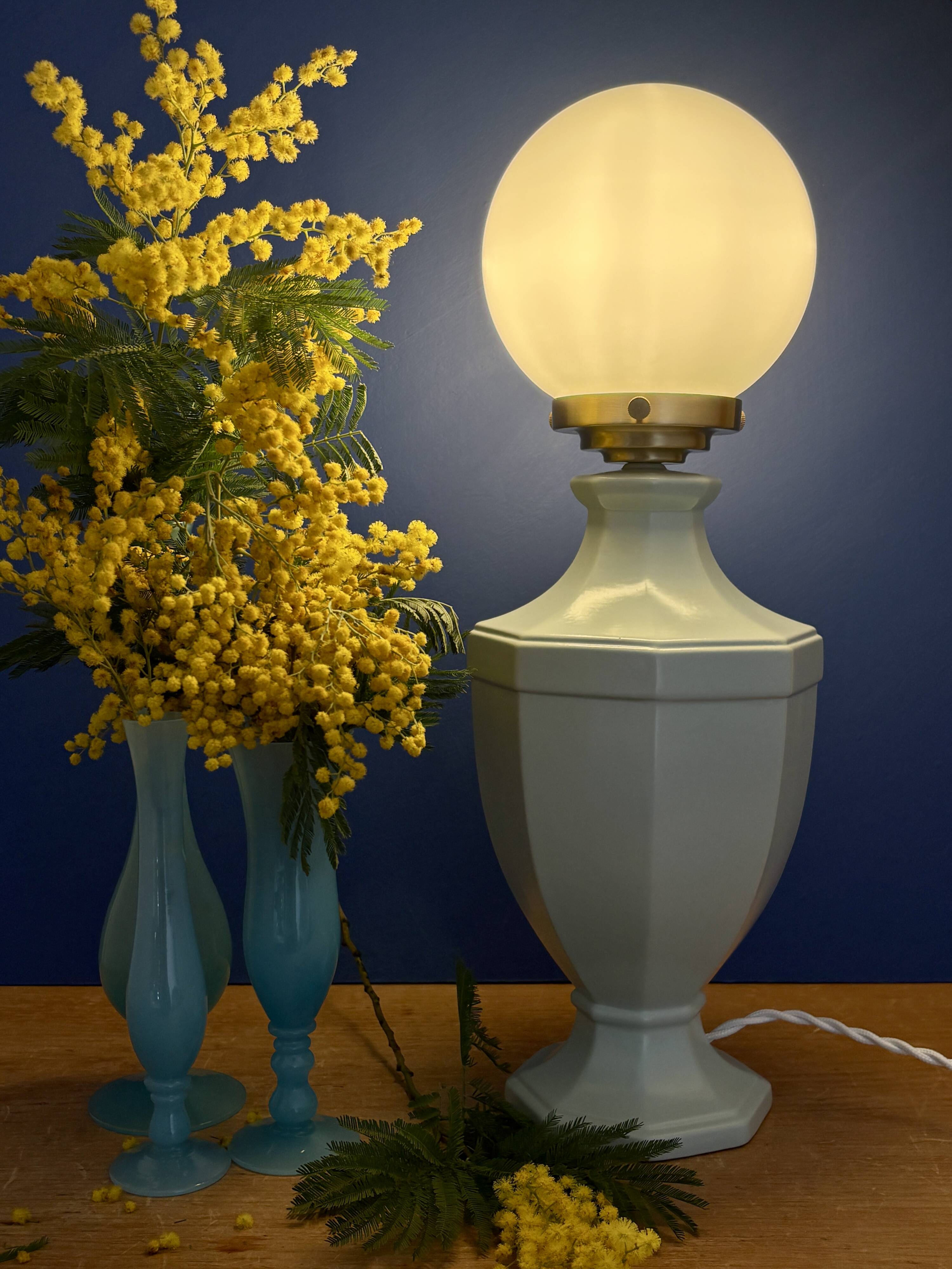 Vintage table lamp in blue ceramic and white opaline.