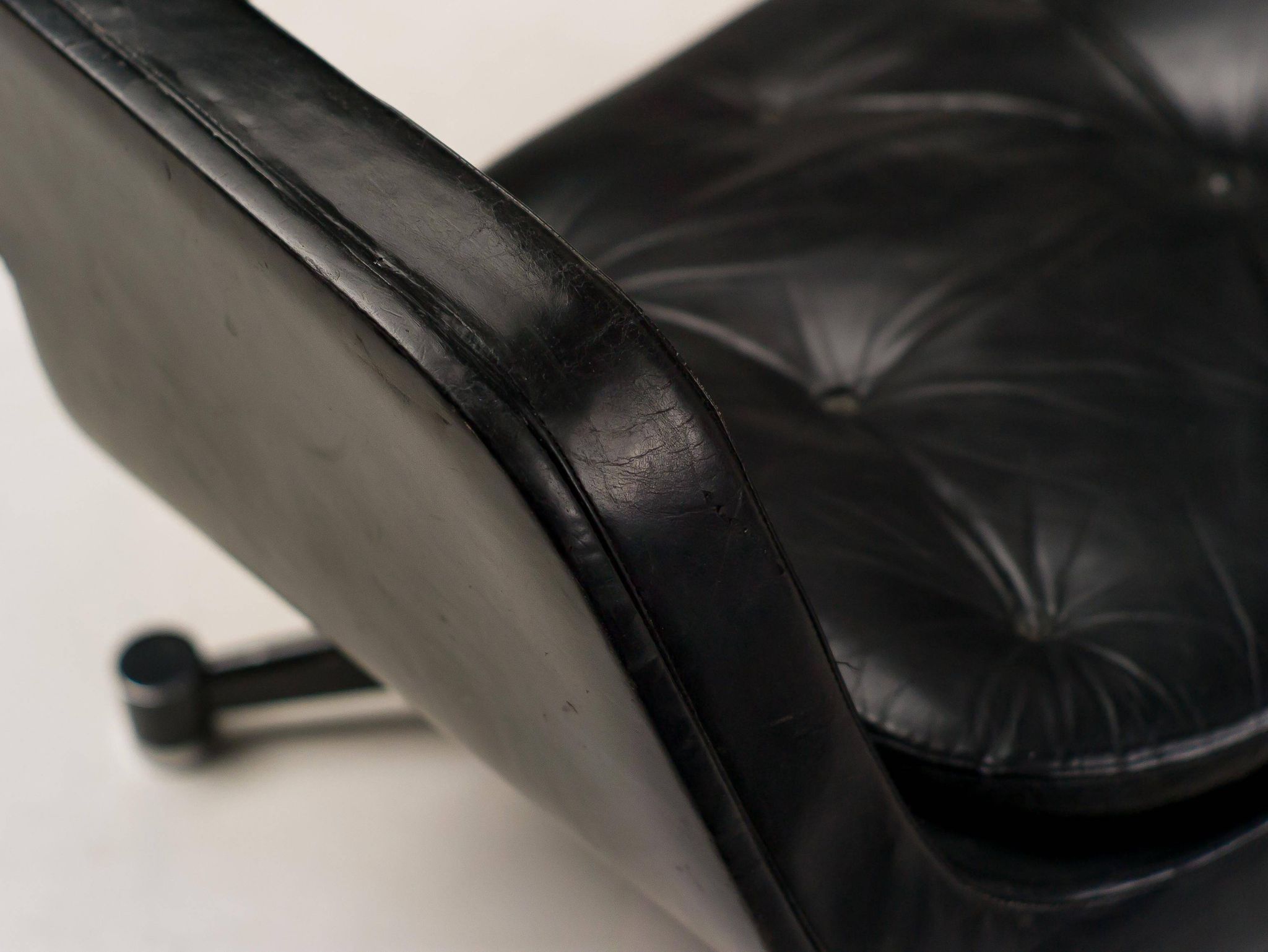 Black leather chaise longue by Olli Mannermaa for Finnart Ab, Finland, 1970
