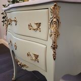 Commode de style Louis XV, galbée à 2 tiroirs