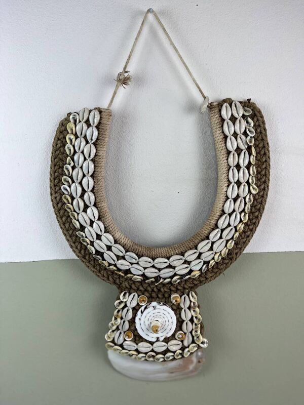 Collier tribal