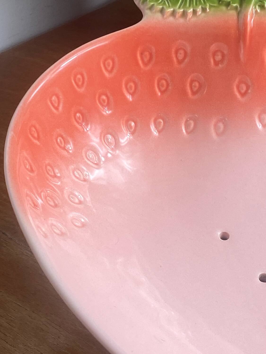 Strawberry-shaped salad bowl in slip