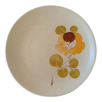 Assiette plate en céramique beige mouchetée avec décor floral jaune vert marron Faïencerie Saint Amand France modèle Loire